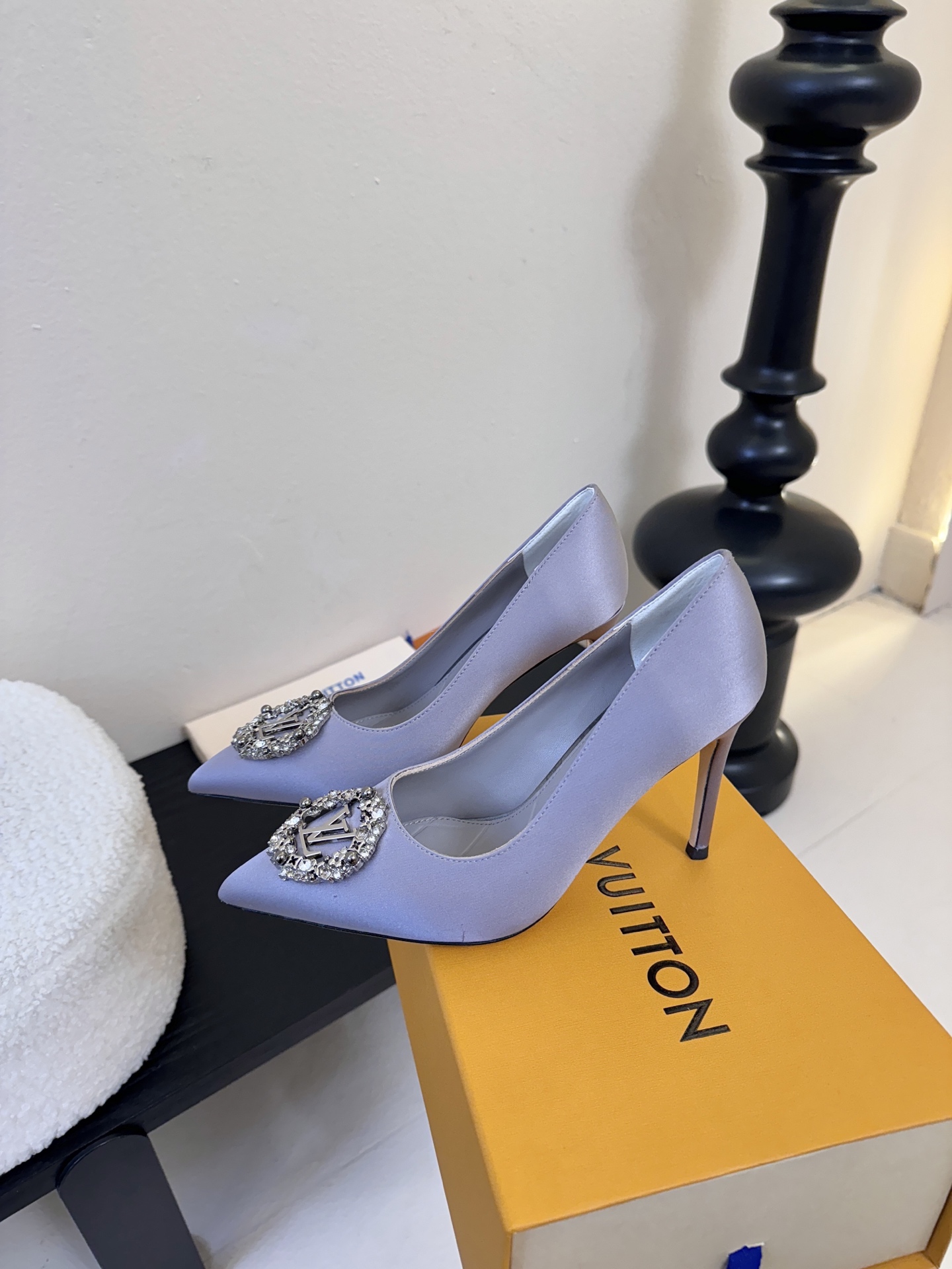 单鞋 LV驴牌26年新款 珍珠钻扣尖头高跟鞋缎面光泽➕满钻logo,被LV的绝美配色狠狠拿捏！美到跺脚，