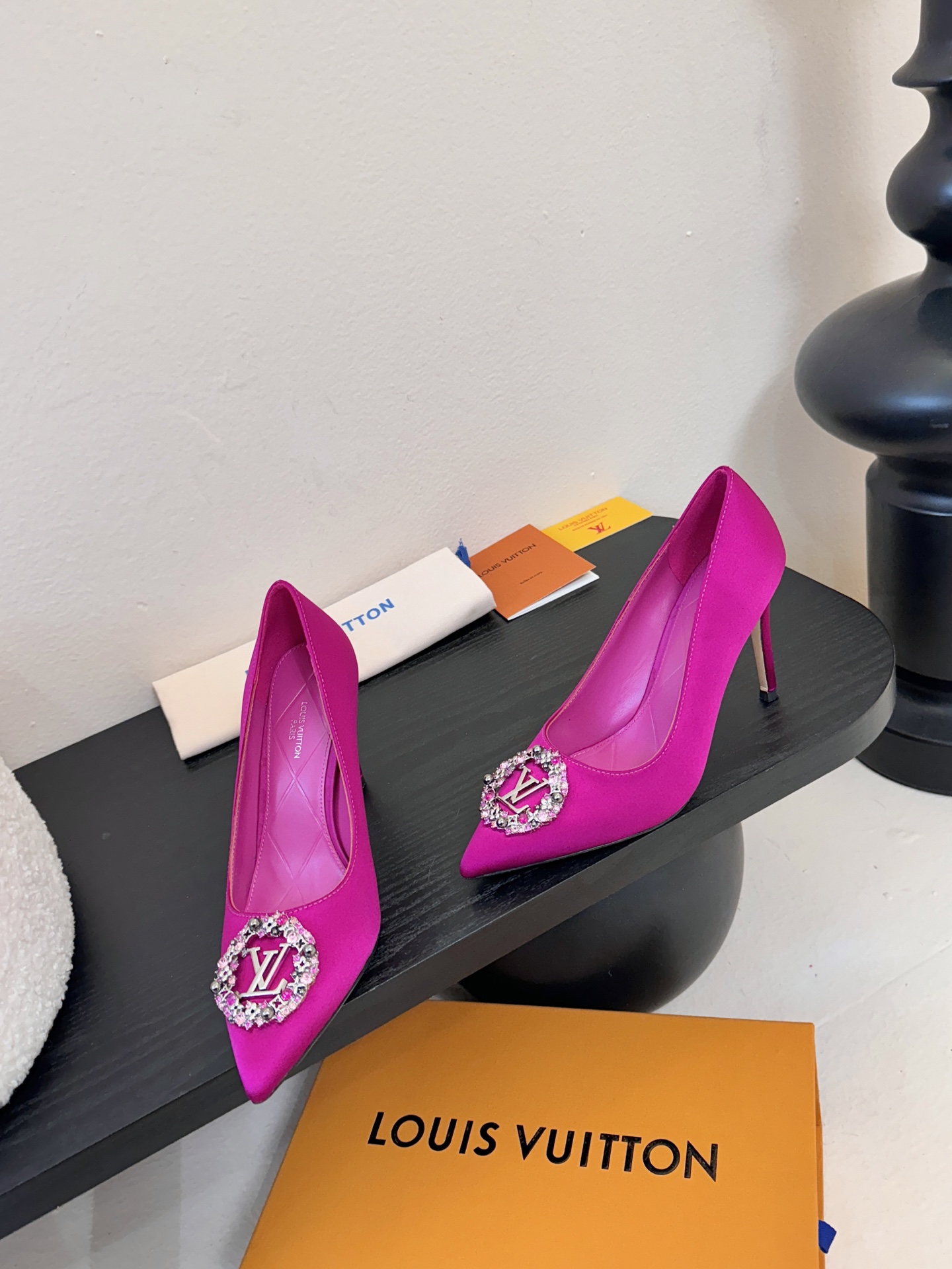 单鞋 LV驴牌26年新款 珍珠钻扣尖头高跟鞋缎面光泽➕满钻logo,被LV的绝美配色狠狠拿捏！美到跺脚，