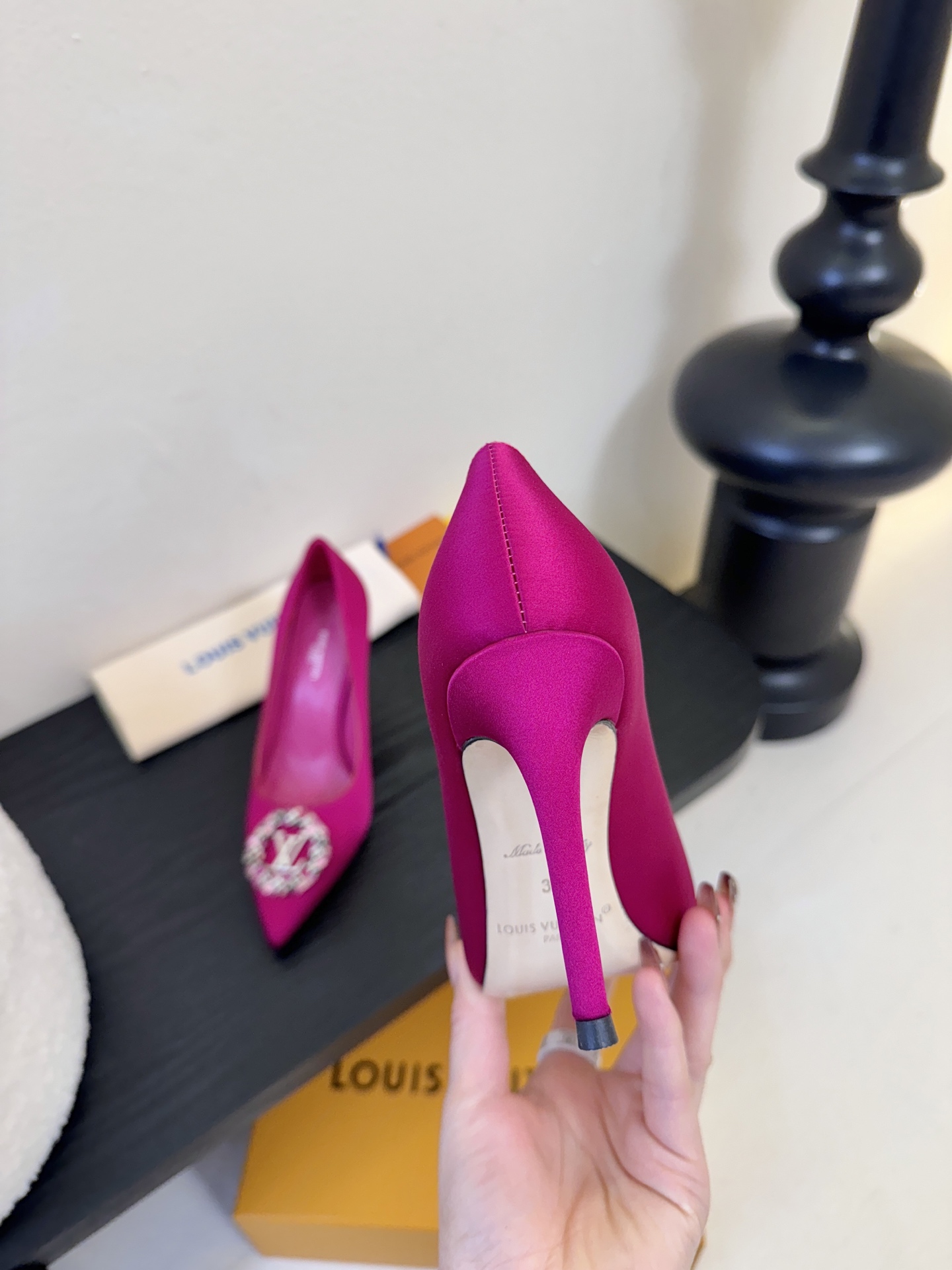 单鞋 LV驴牌26年新款 珍珠钻扣尖头高跟鞋缎面光泽➕满钻logo,被LV的绝美配色狠狠拿捏！美到跺脚，