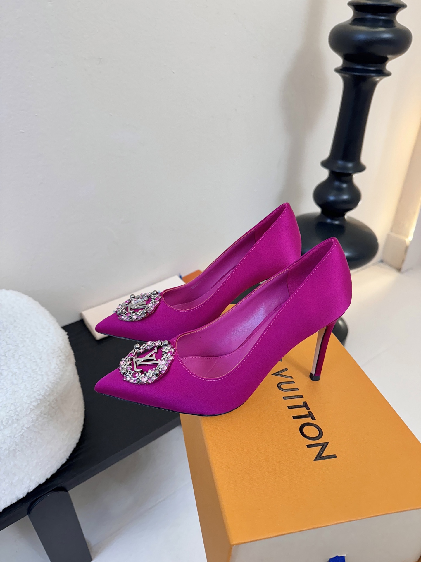 单鞋 LV驴牌26年新款 珍珠钻扣尖头高跟鞋缎面光泽➕满钻logo,被LV的绝美配色狠狠拿捏！美到跺脚，