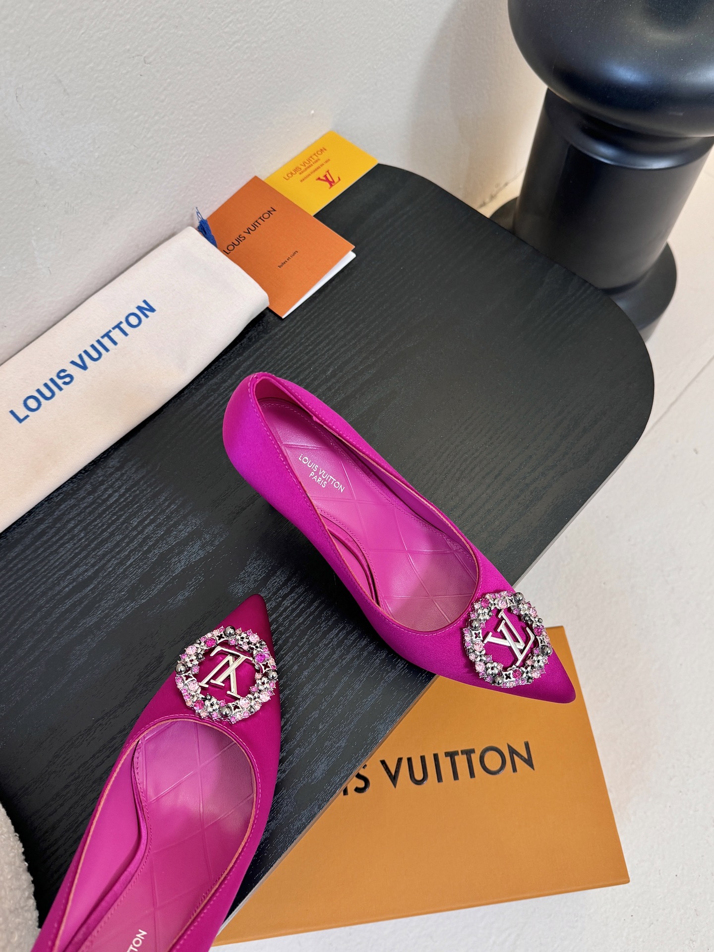 单鞋 LV驴牌26年新款 珍珠钻扣尖头高跟鞋缎面光泽➕满钻logo,被LV的绝美配色狠狠拿捏！美到跺脚，