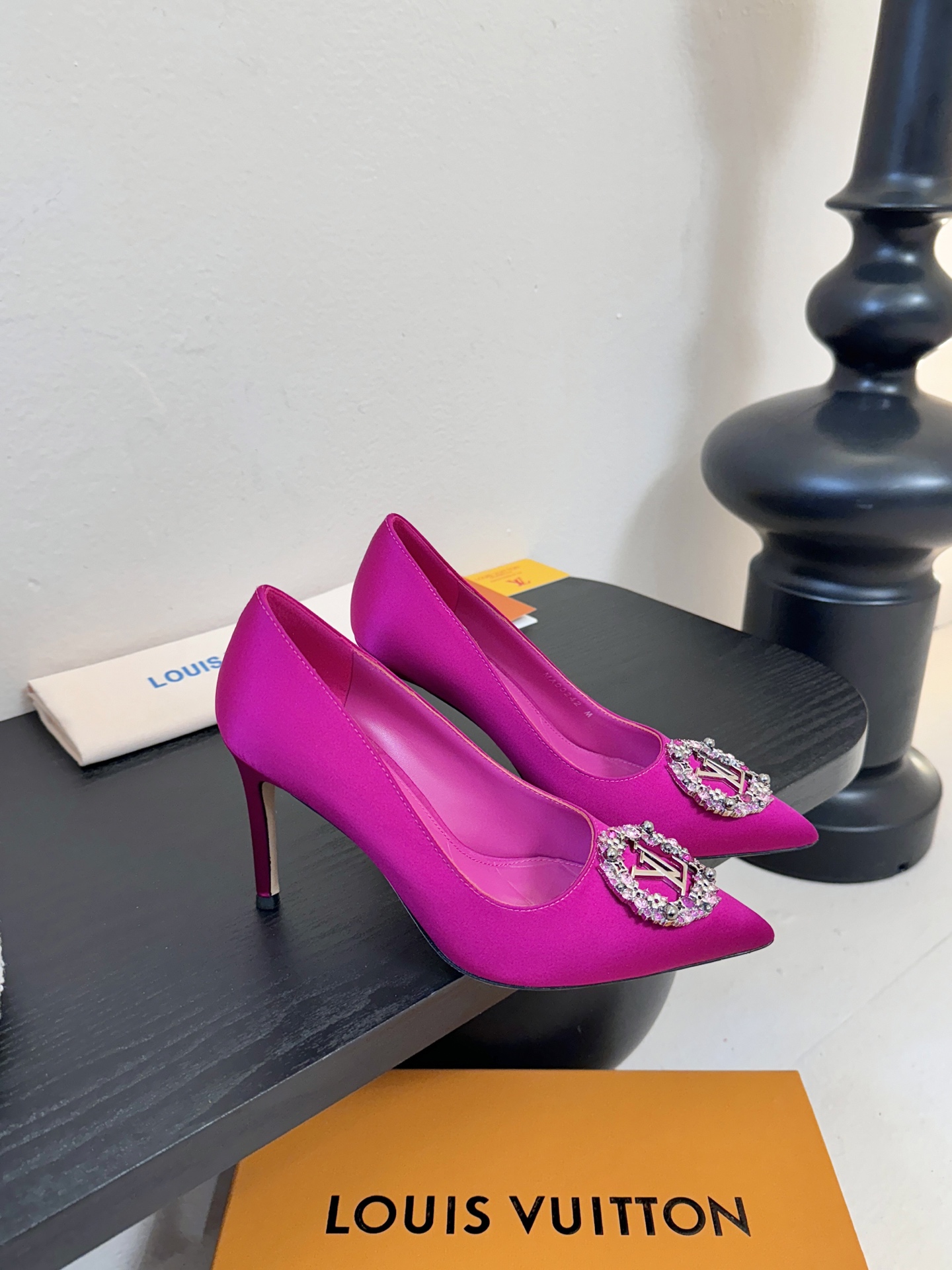 单鞋 LV驴牌26年新款 珍珠钻扣尖头高跟鞋缎面光泽➕满钻logo,被LV的绝美配色狠狠拿捏！美到跺脚，