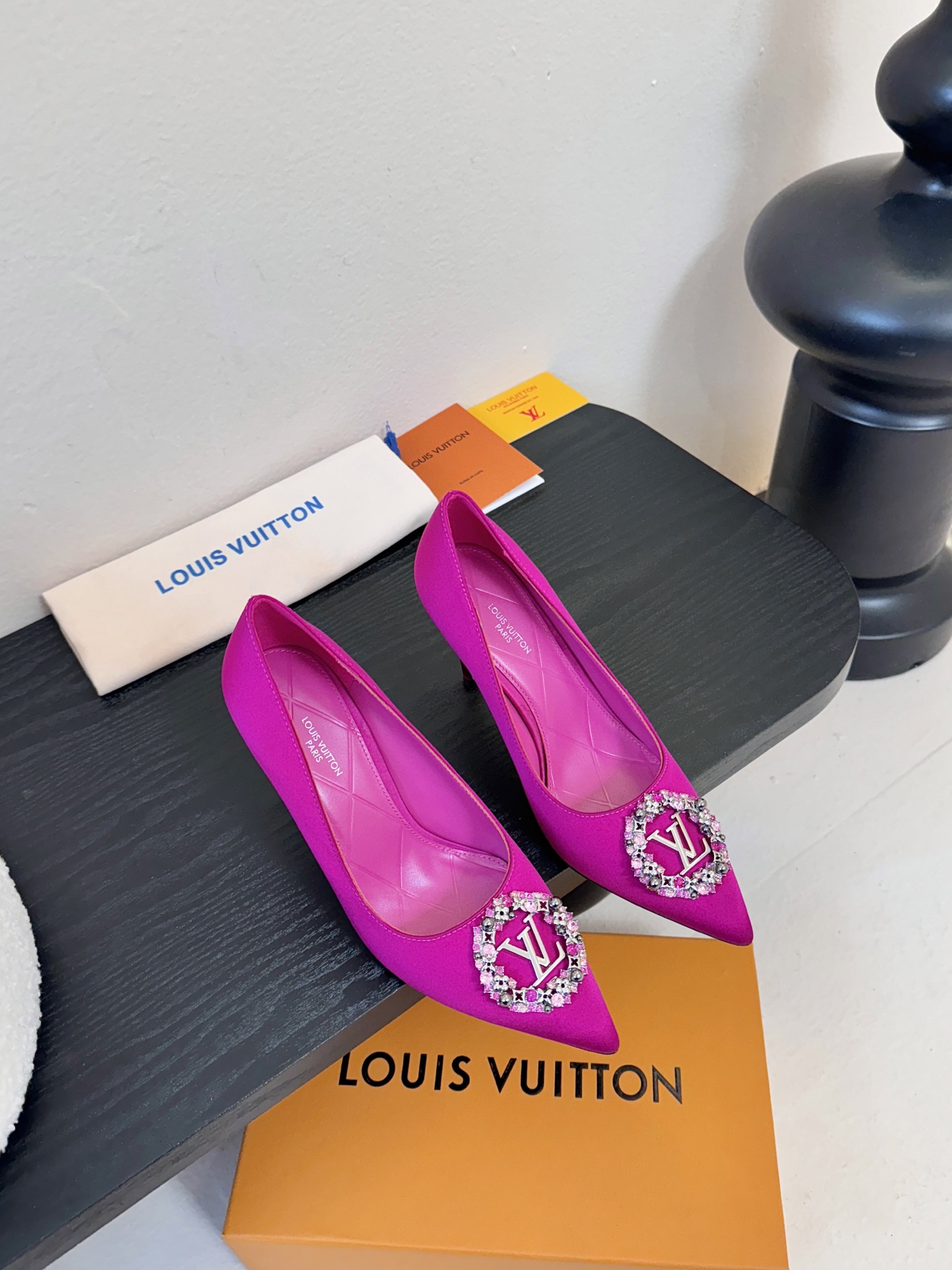 单鞋 LV驴牌26年新款 珍珠钻扣尖头高跟鞋缎面光泽➕满钻logo,被LV的绝美配色狠狠拿捏！美到跺脚，