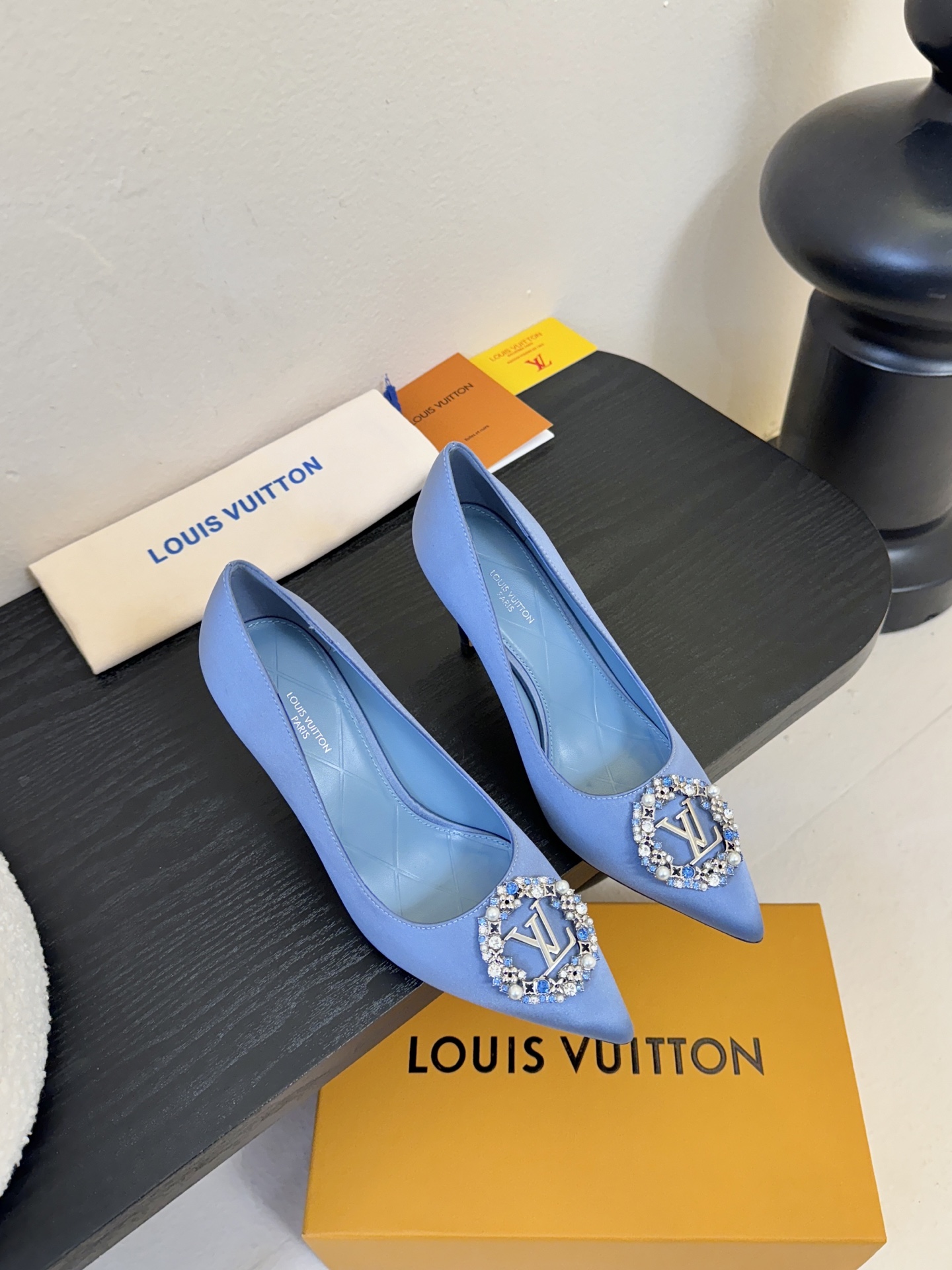 单鞋 LV驴牌26年新款 珍珠钻扣尖头高跟鞋缎面光泽➕满钻logo,被LV的绝美配色狠狠拿捏！美到跺脚，