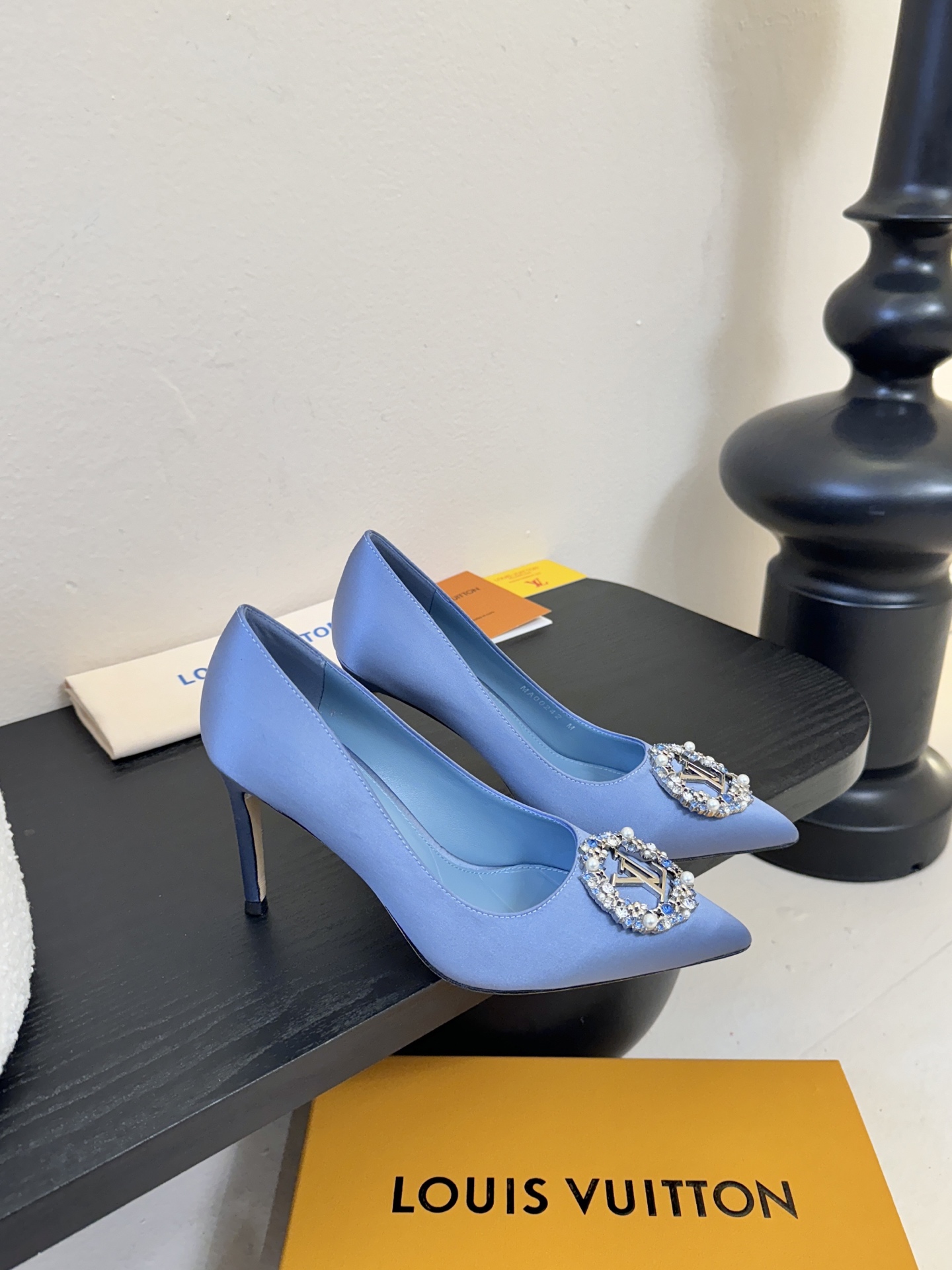 单鞋 LV驴牌26年新款 珍珠钻扣尖头高跟鞋缎面光泽➕满钻logo,被LV的绝美配色狠狠拿捏！美到跺脚，