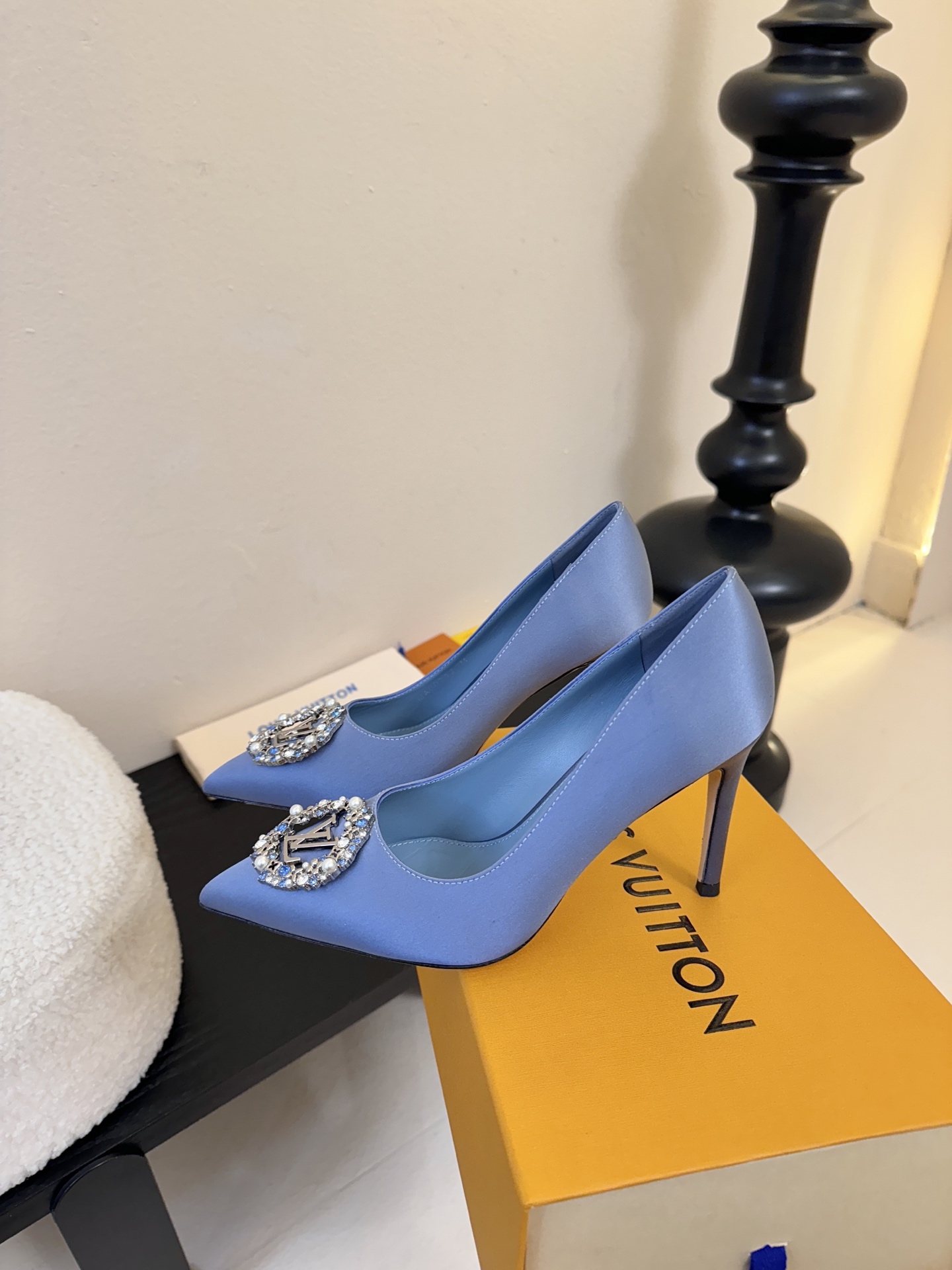 单鞋 LV驴牌26年新款 珍珠钻扣尖头高跟鞋缎面光泽➕满钻logo,被LV的绝美配色狠狠拿捏！美到跺脚，