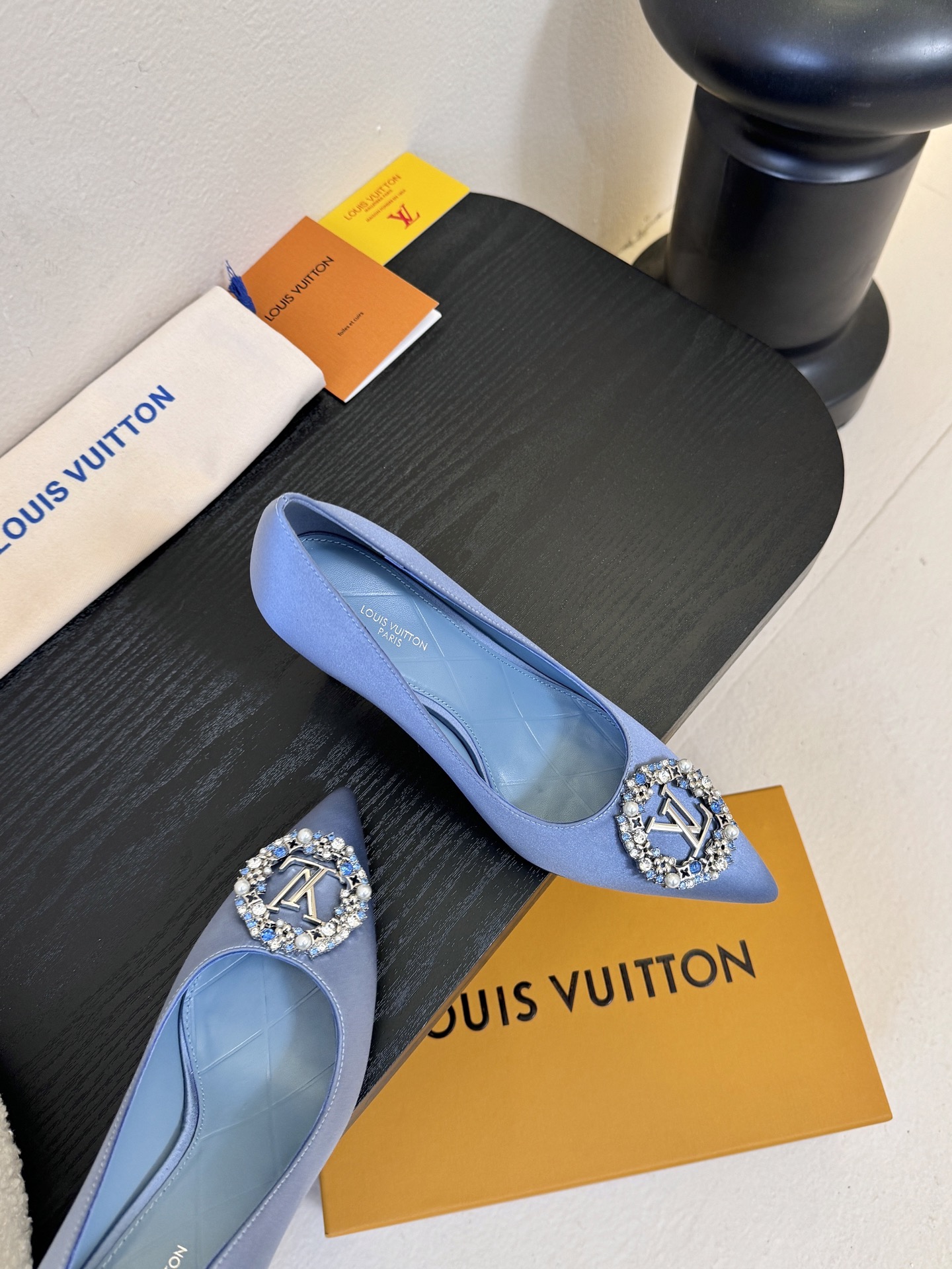 单鞋 LV驴牌26年新款 珍珠钻扣尖头高跟鞋缎面光泽➕满钻logo,被LV的绝美配色狠狠拿捏！美到跺脚，