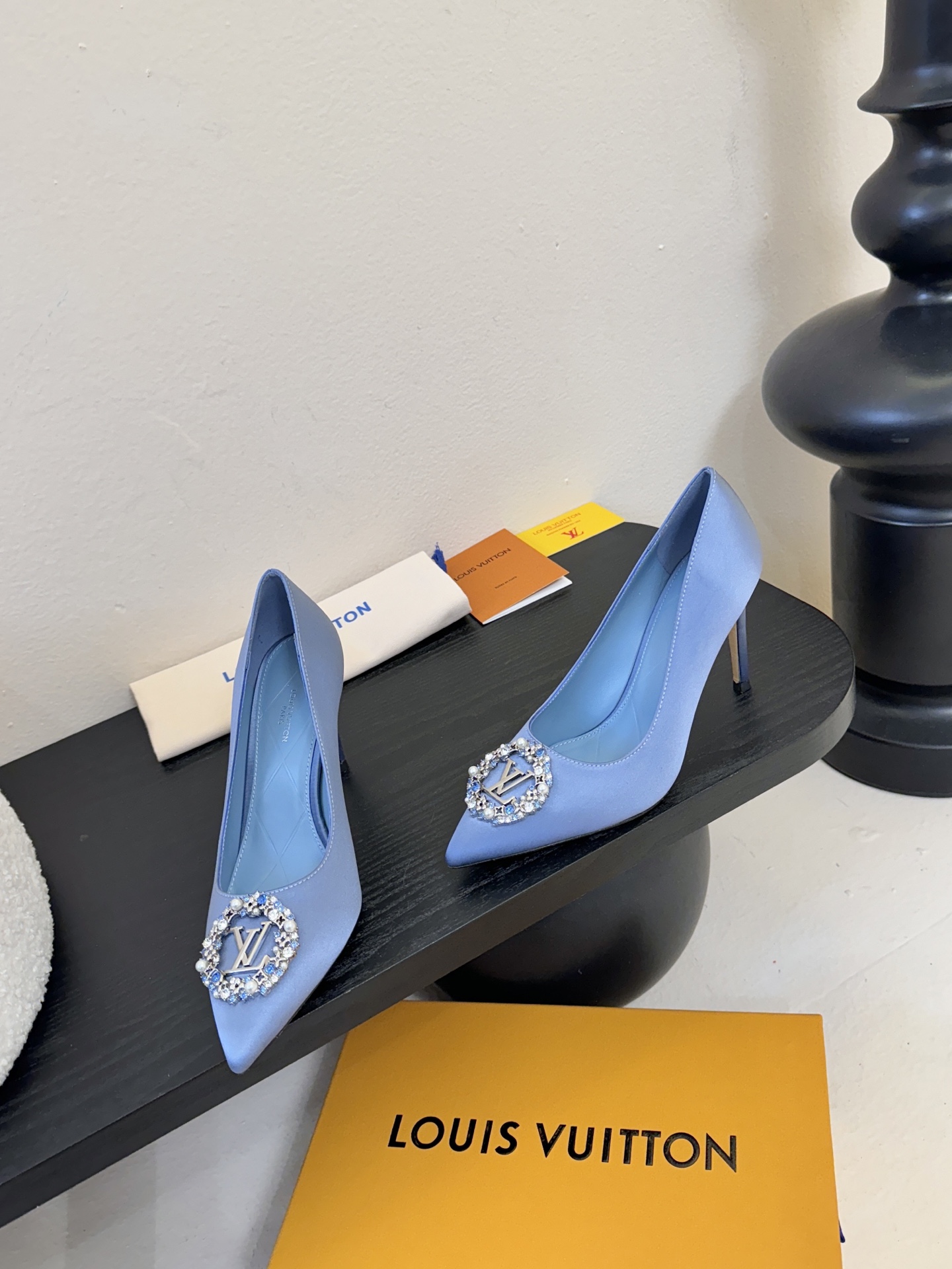 单鞋 LV驴牌26年新款 珍珠钻扣尖头高跟鞋缎面光泽➕满钻logo,被LV的绝美配色狠狠拿捏！美到跺脚，