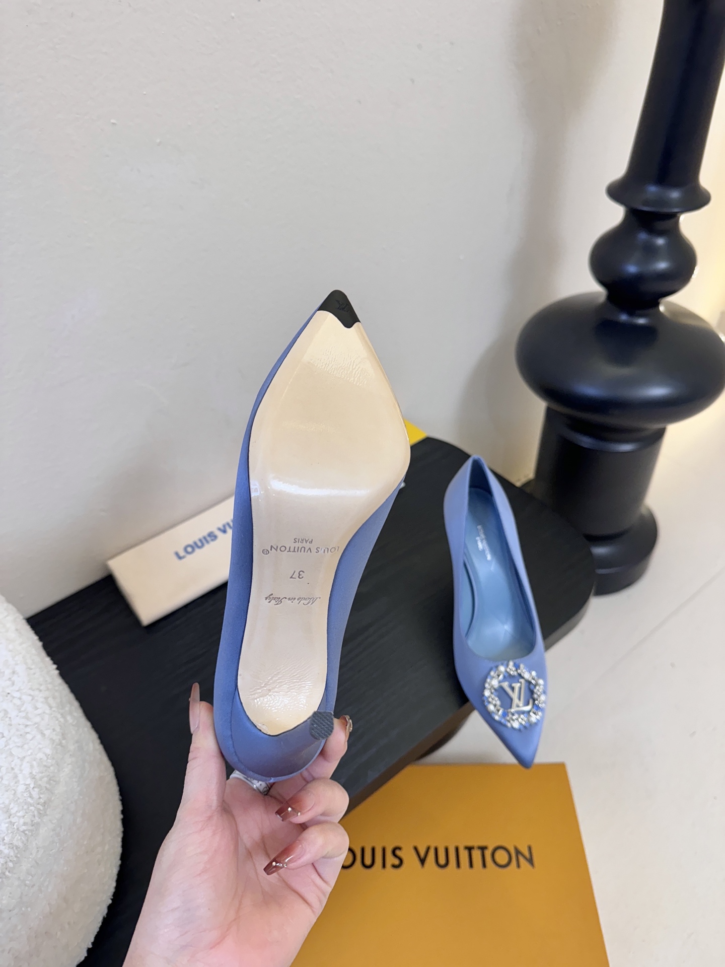 单鞋 LV驴牌26年新款 珍珠钻扣尖头高跟鞋缎面光泽➕满钻logo,被LV的绝美配色狠狠拿捏！美到跺脚，