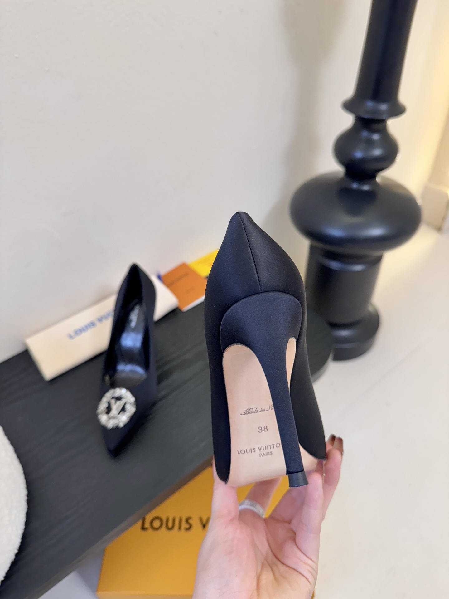 单鞋 LV驴牌26年新款 珍珠钻扣尖头高跟鞋缎面光泽➕满钻logo,被LV的绝美配色狠狠拿捏！美到跺脚，