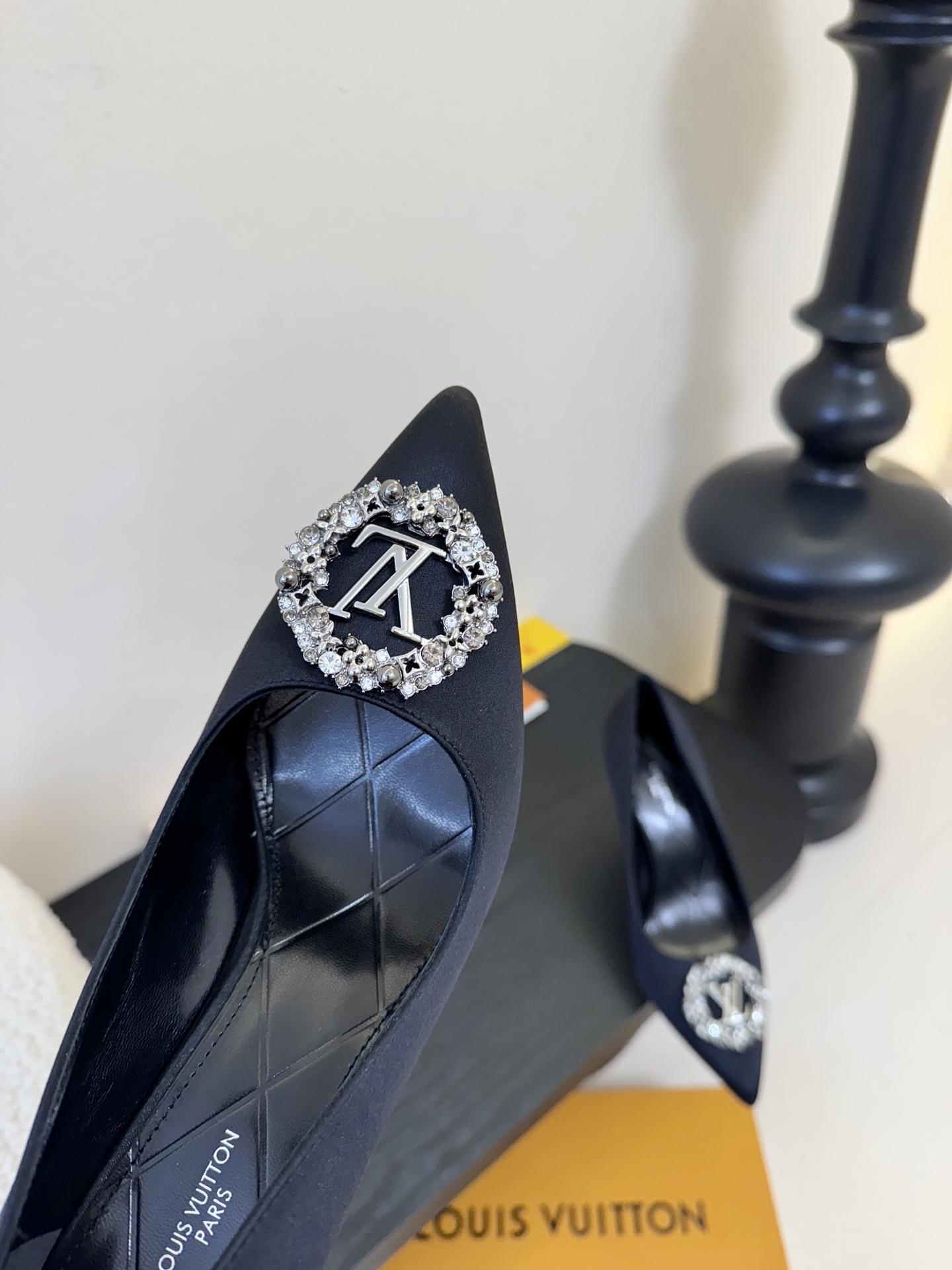单鞋 LV驴牌26年新款 珍珠钻扣尖头高跟鞋缎面光泽➕满钻logo,被LV的绝美配色狠狠拿捏！美到跺脚，
