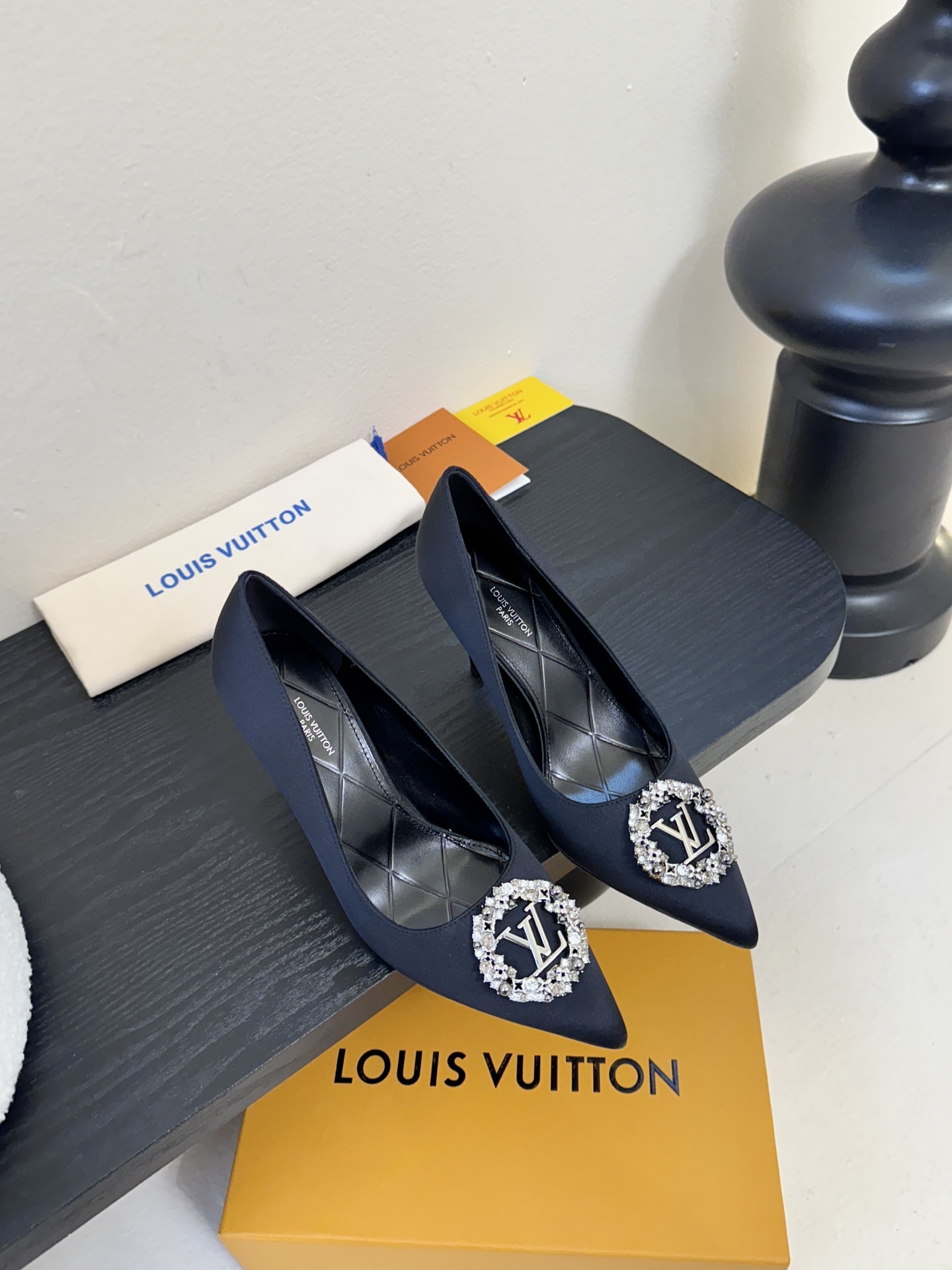 NO:711095,Shoes: LV Donkey Brand's 26th new model, pointed-toe high heels with pearl diamond buckles, satin gloss and full diamond logo, perfectly matched by LV's beautiful color matching!  So beautiful that you can stomp your feet, every color is the focus. The lattice foot design has its own elegant filter, and the diamond buckle shines out of the street, which is the C position. This wave of appearance is critical, and the fashionistas are directly locked in. Heel height: 7.5cm 9.5cm. Regular size: 35-39. Customized 40.41.42, high-heeled shoes, louis vuitton, louis vuitton, high heels19860909单鞋 LV驴牌26年新款 珍珠钻扣尖头高跟鞋 缎面光泽满钻logo,被LV的绝美配色狠狠拿捏！美到跺脚,每一个颜色都是焦点 棱格垫脚设计自带优雅滤镜,钻扣闪耀出街即C位, 这波颜值暴击,时髦精们直接锁死 跟高:7.5cm 9.5cm 正码:35-39订做40.41.42,高跟鞋单鞋,louis vuitton,louis vuitton,high heels,Women's Shoes