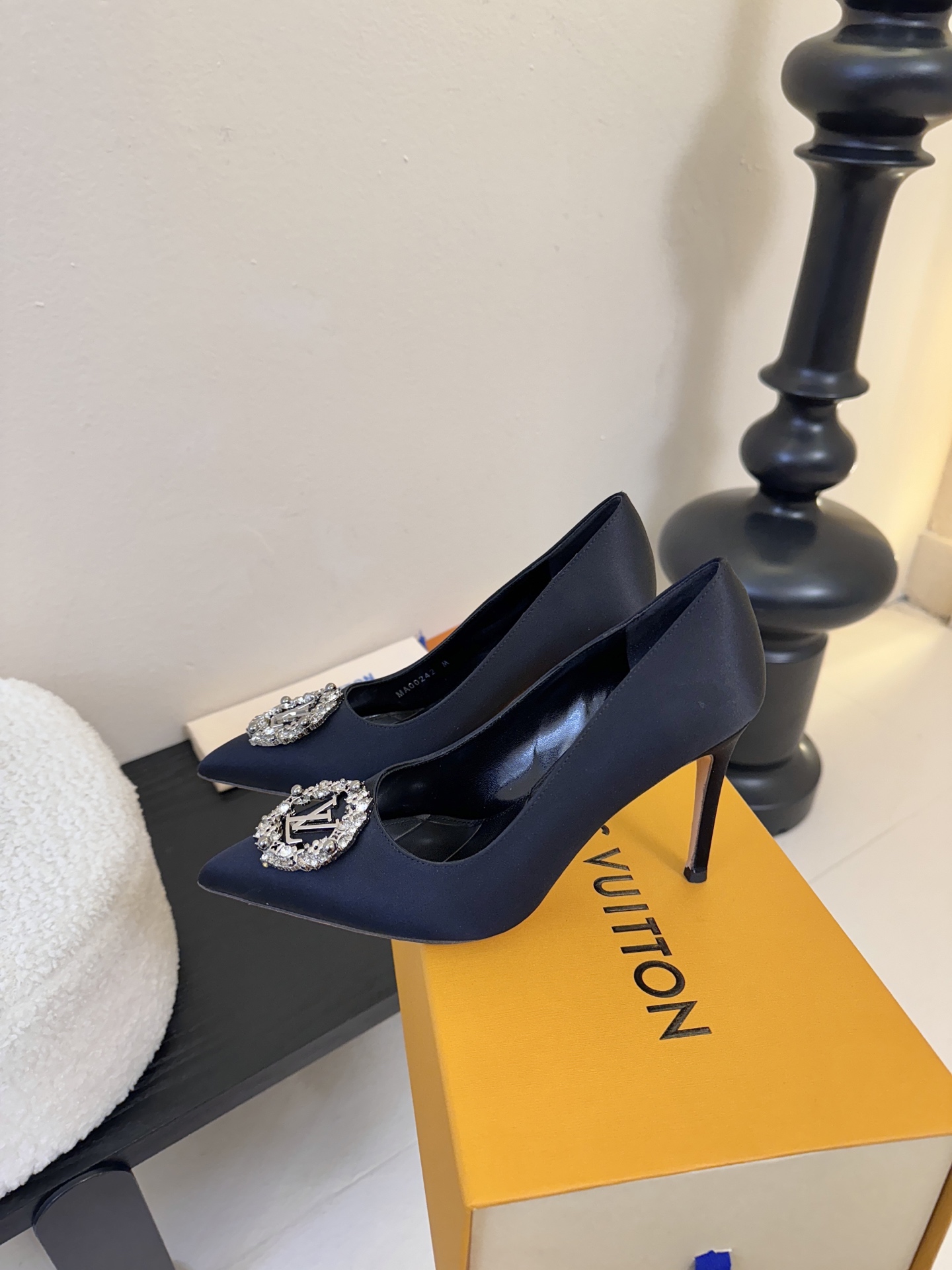 单鞋 LV驴牌26年新款 珍珠钻扣尖头高跟鞋缎面光泽➕满钻logo,被LV的绝美配色狠狠拿捏！美到跺脚，