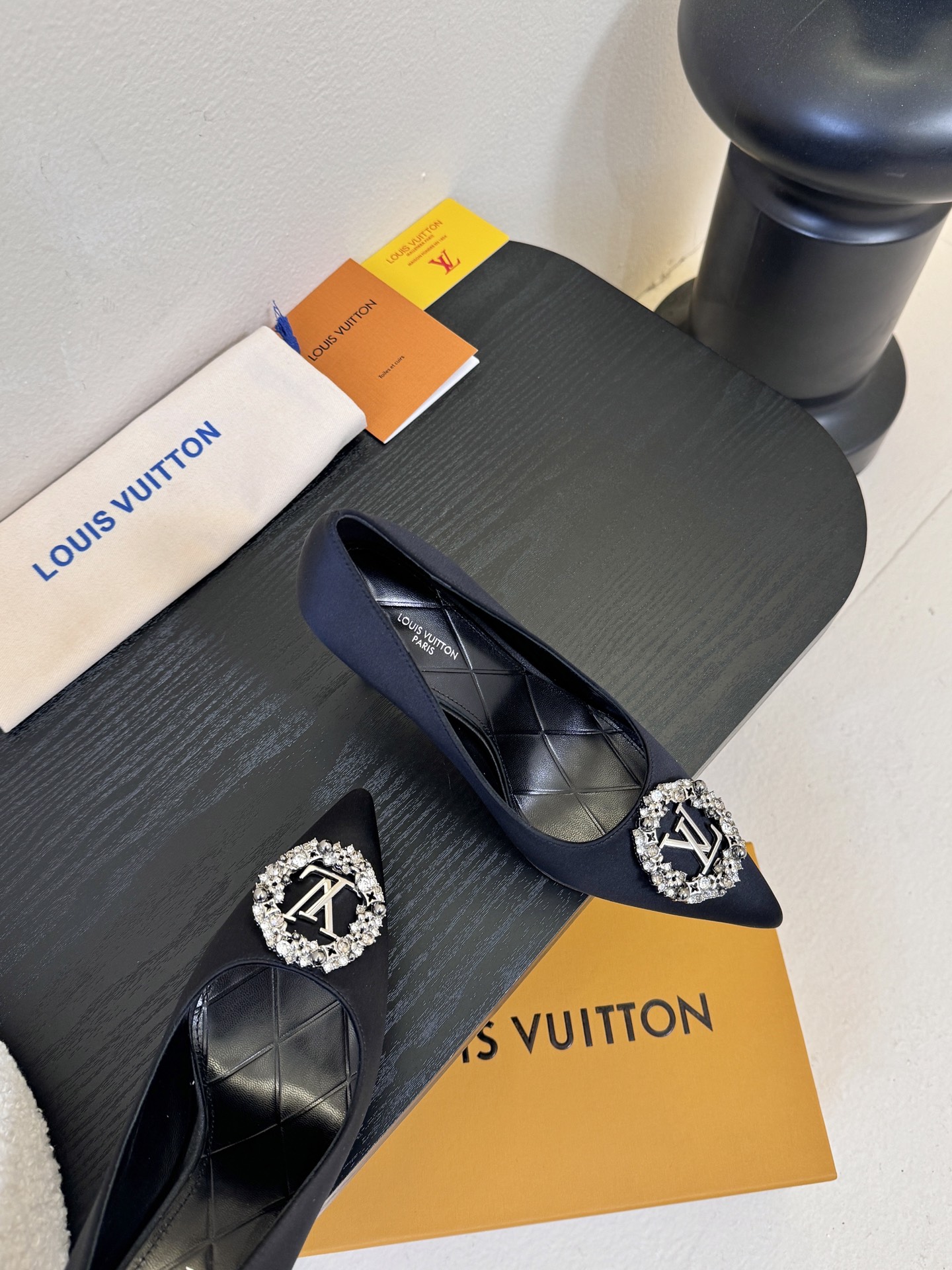 单鞋 LV驴牌26年新款 珍珠钻扣尖头高跟鞋缎面光泽➕满钻logo,被LV的绝美配色狠狠拿捏！美到跺脚，