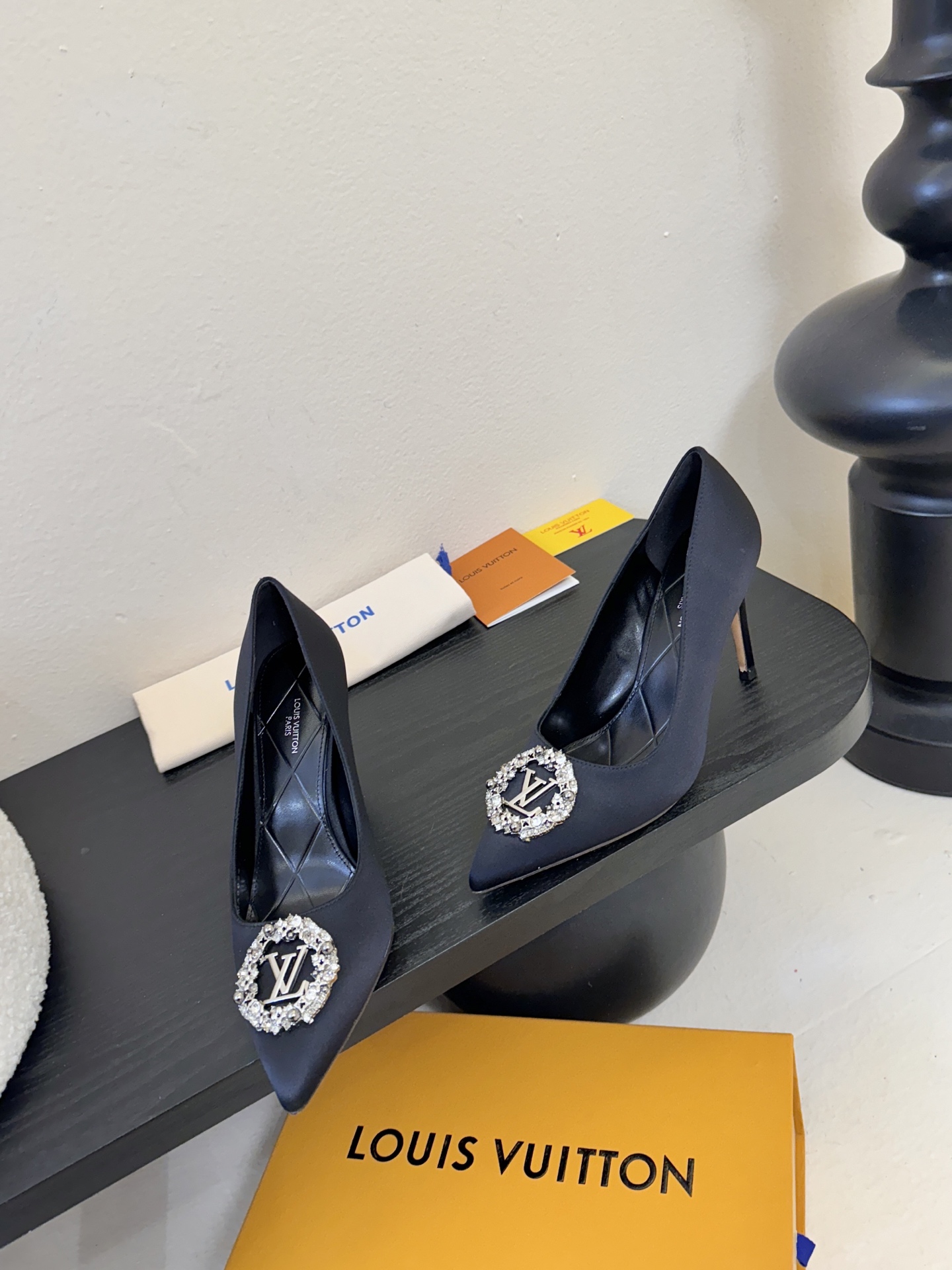 单鞋 LV驴牌26年新款 珍珠钻扣尖头高跟鞋缎面光泽➕满钻logo,被LV的绝美配色狠狠拿捏！美到跺脚，