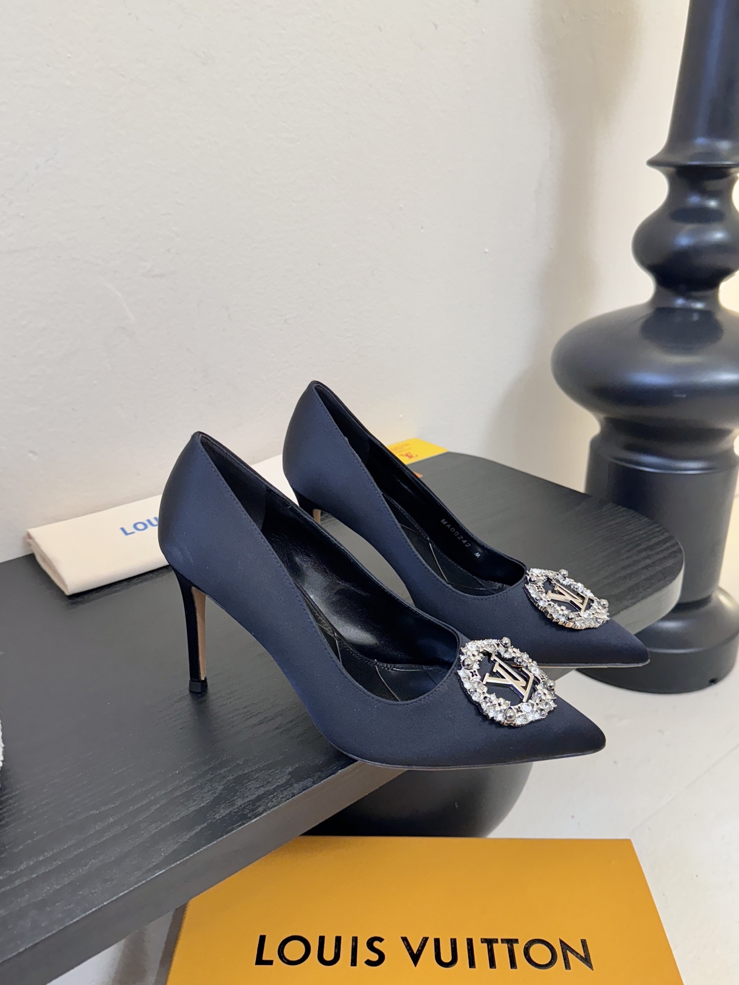 单鞋 LV驴牌26年新款 珍珠钻扣尖头高跟鞋缎面光泽➕满钻logo,被LV的绝美配色狠狠拿捏！美到跺脚，