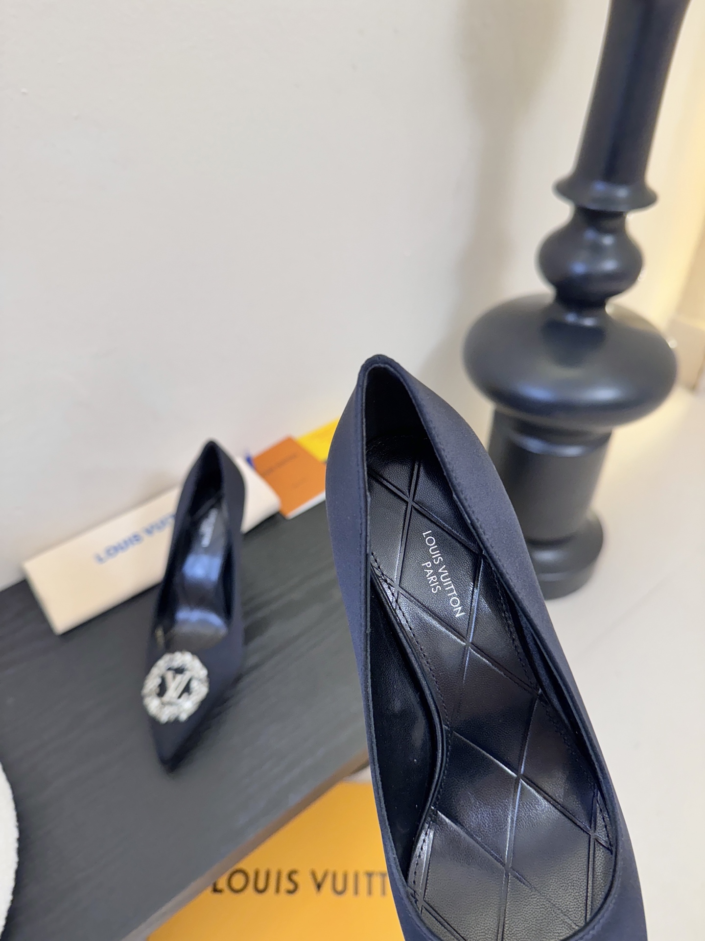 单鞋 LV驴牌26年新款 珍珠钻扣尖头高跟鞋缎面光泽➕满钻logo,被LV的绝美配色狠狠拿捏！美到跺脚，