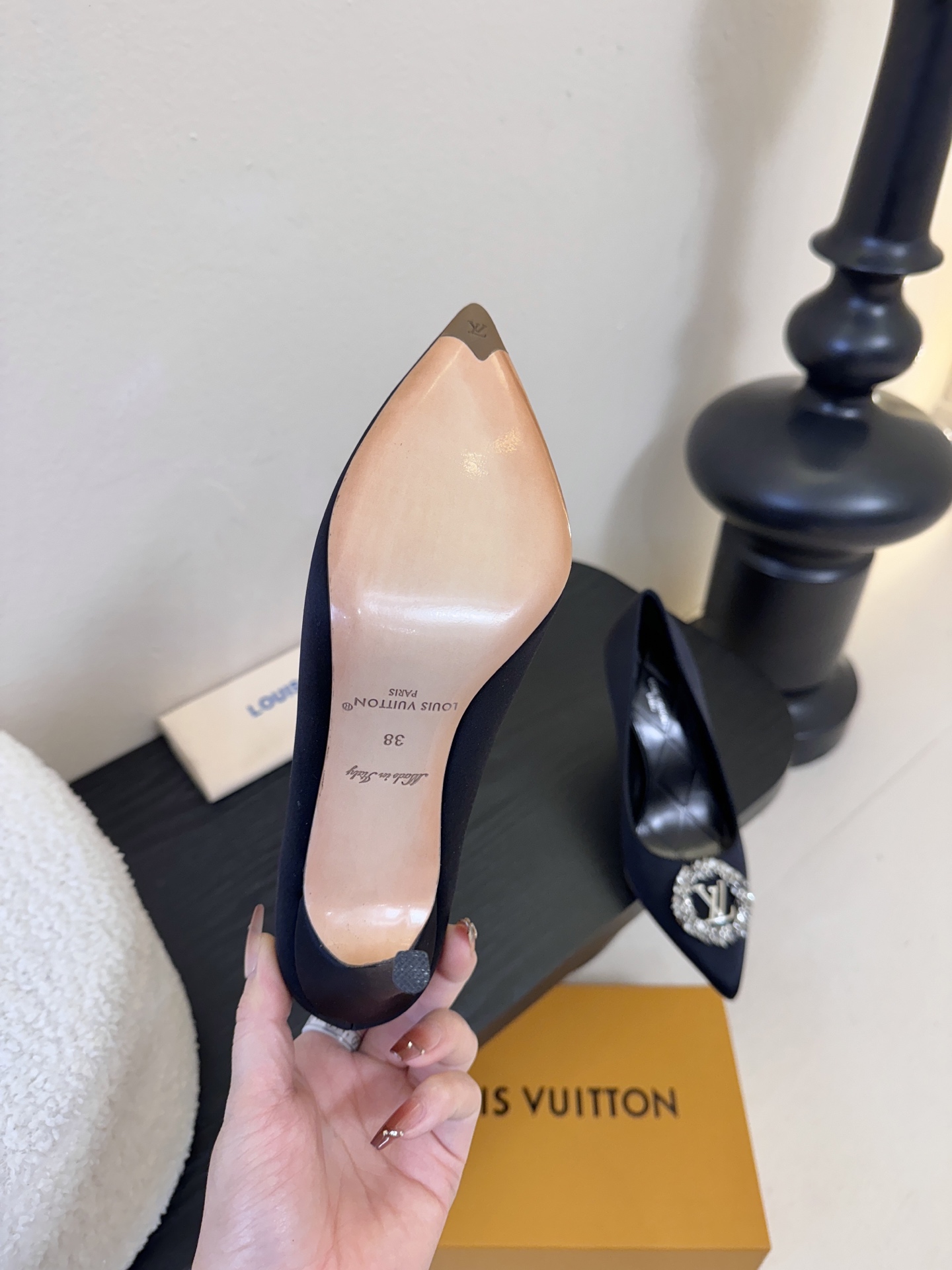 单鞋 LV驴牌26年新款 珍珠钻扣尖头高跟鞋缎面光泽➕满钻logo,被LV的绝美配色狠狠拿捏！美到跺脚，