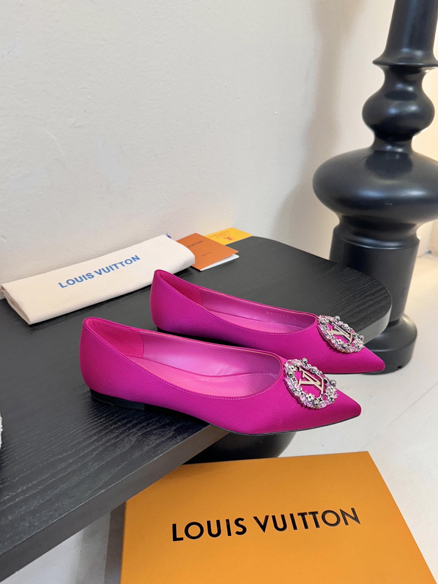 平底 LV驴牌26年新款 珍珠钻扣尖头高跟鞋缎面光泽➕满钻logo,被LV的绝美配色狠狠拿捏！美到跺脚，