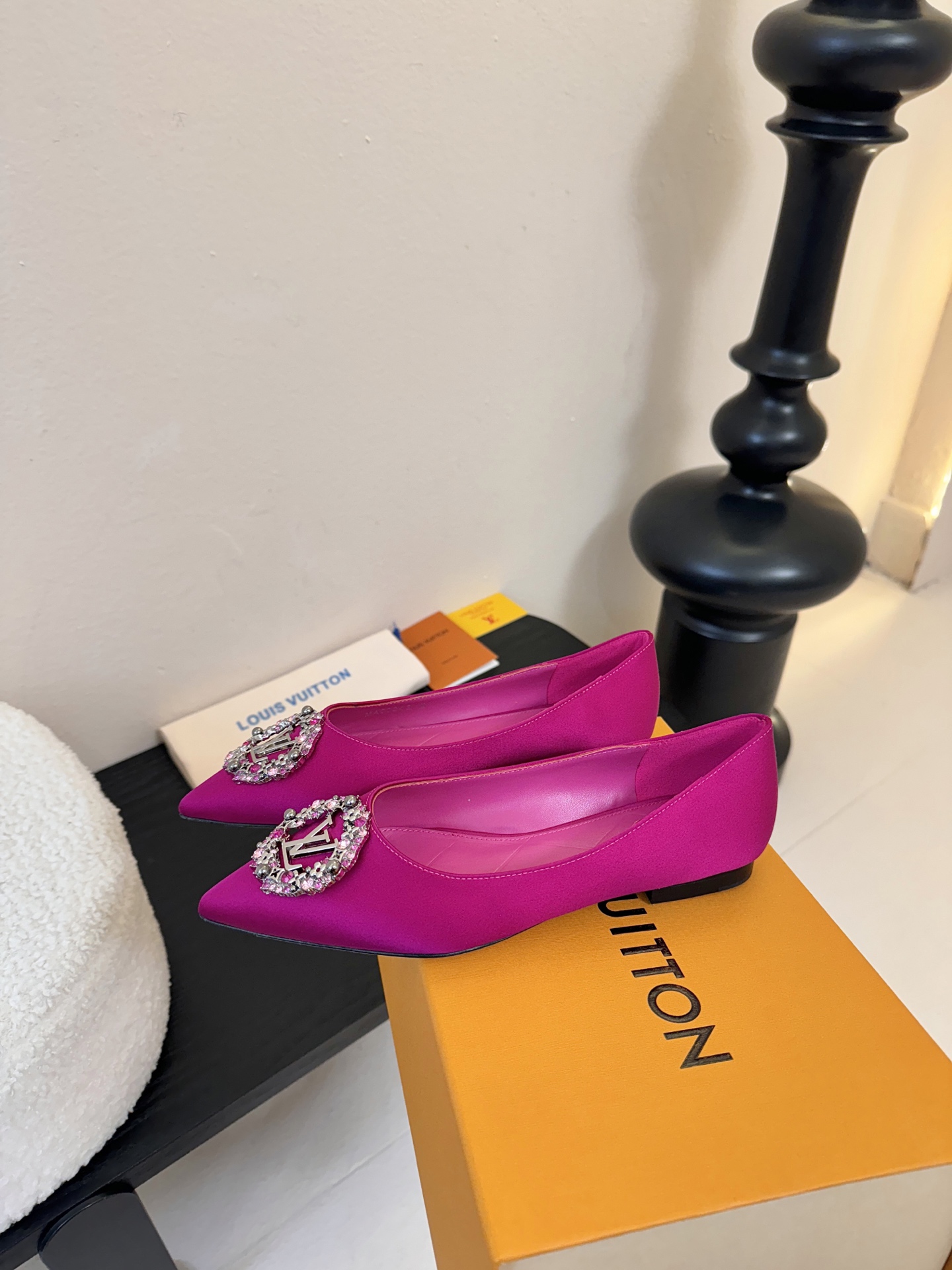 平底 LV驴牌26年新款 珍珠钻扣尖头高跟鞋缎面光泽➕满钻logo,被LV的绝美配色狠狠拿捏！美到跺脚，