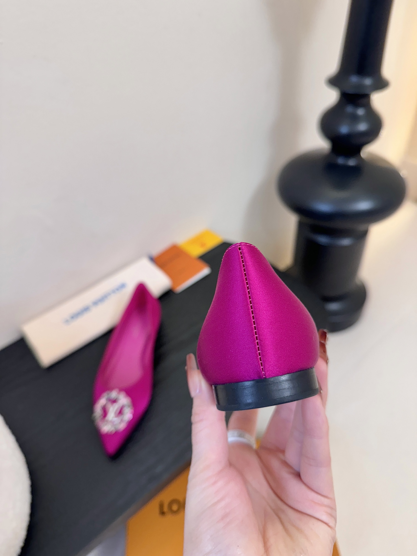 平底 LV驴牌26年新款 珍珠钻扣尖头高跟鞋缎面光泽➕满钻logo,被LV的绝美配色狠狠拿捏！美到跺脚，