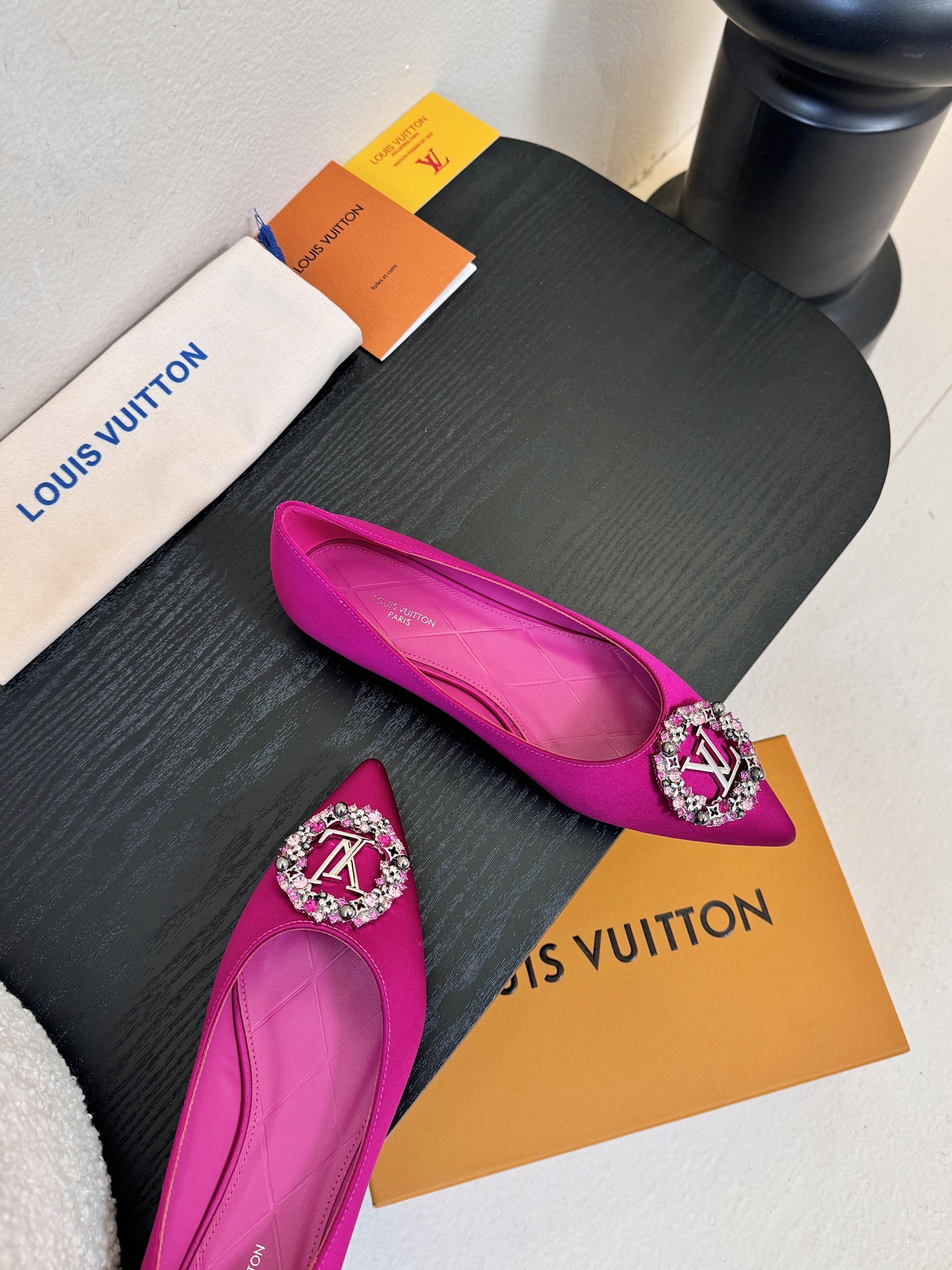 平底 LV驴牌26年新款 珍珠钻扣尖头高跟鞋缎面光泽➕满钻logo,被LV的绝美配色狠狠拿捏！美到跺脚，