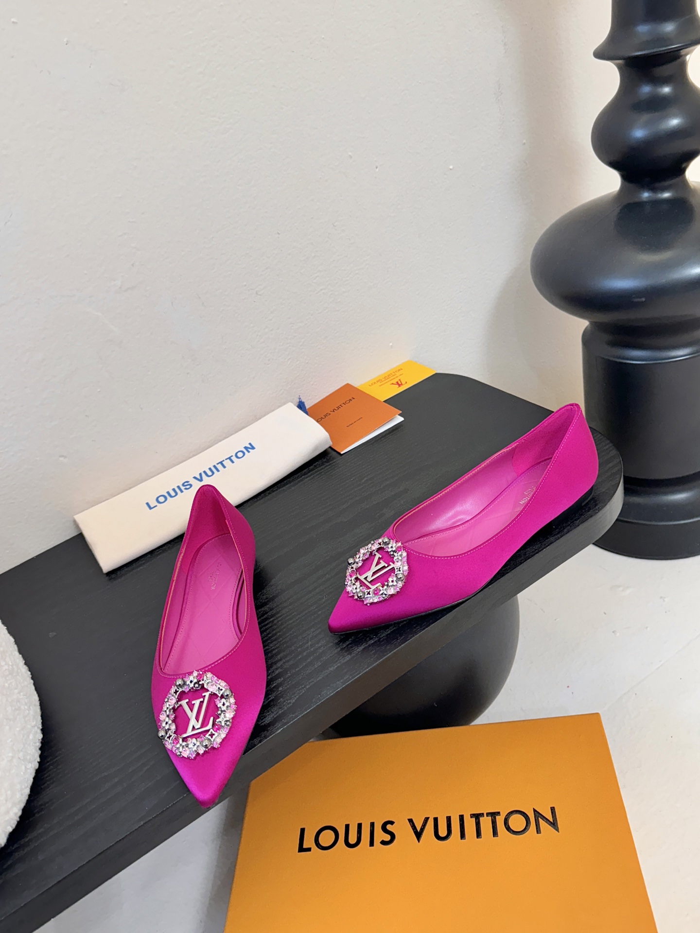 平底 LV驴牌26年新款 珍珠钻扣尖头高跟鞋缎面光泽➕满钻logo,被LV的绝美配色狠狠拿捏！美到跺脚，