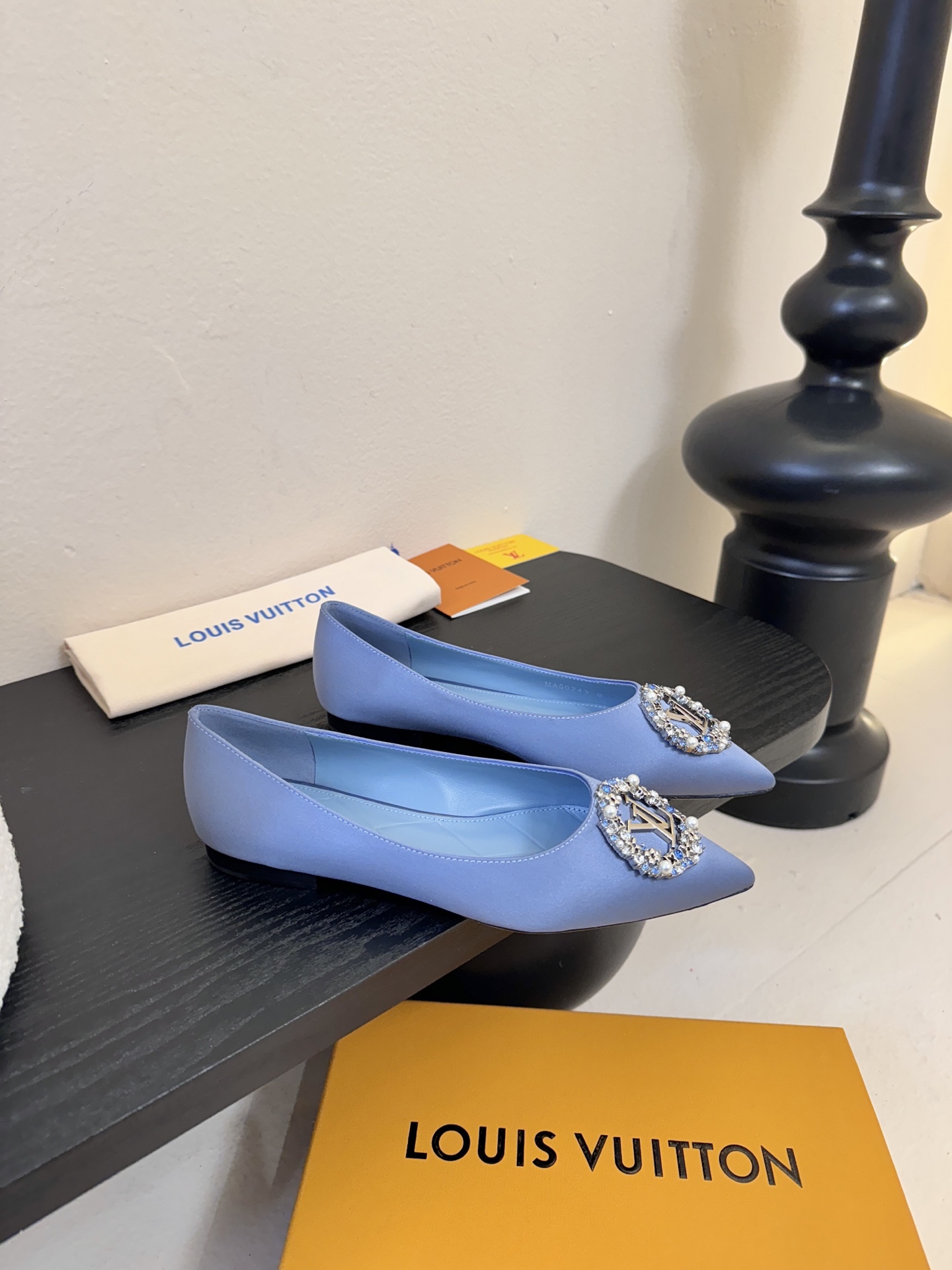 平底 LV驴牌26年新款 珍珠钻扣尖头高跟鞋缎面光泽➕满钻logo,被LV的绝美配色狠狠拿捏！美到跺脚，