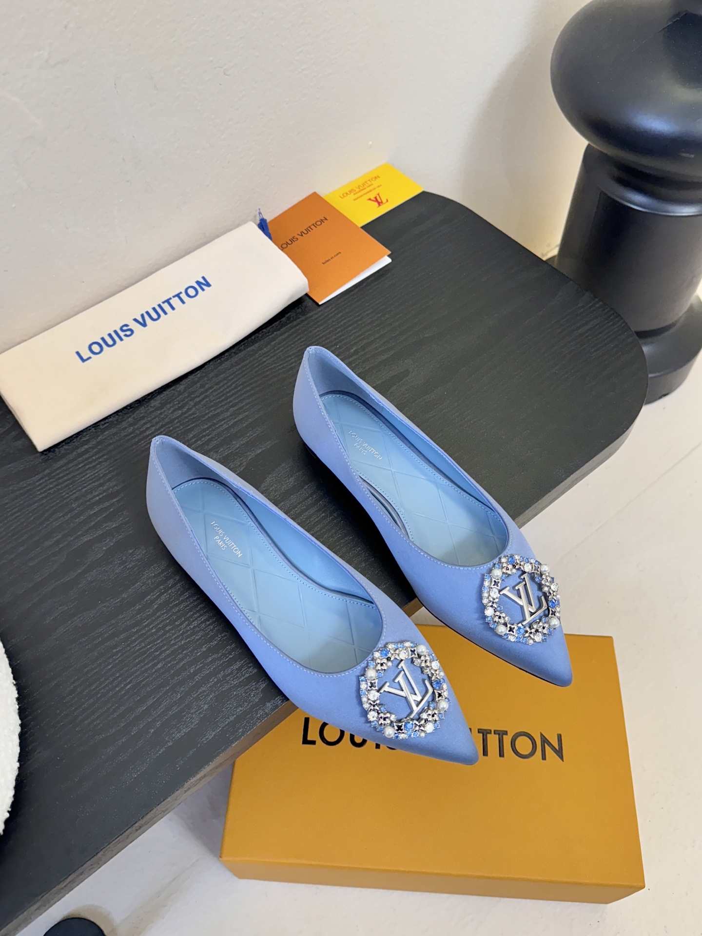 平底 LV驴牌26年新款 珍珠钻扣尖头高跟鞋缎面光泽➕满钻logo,被LV的绝美配色狠狠拿捏！美到跺脚，