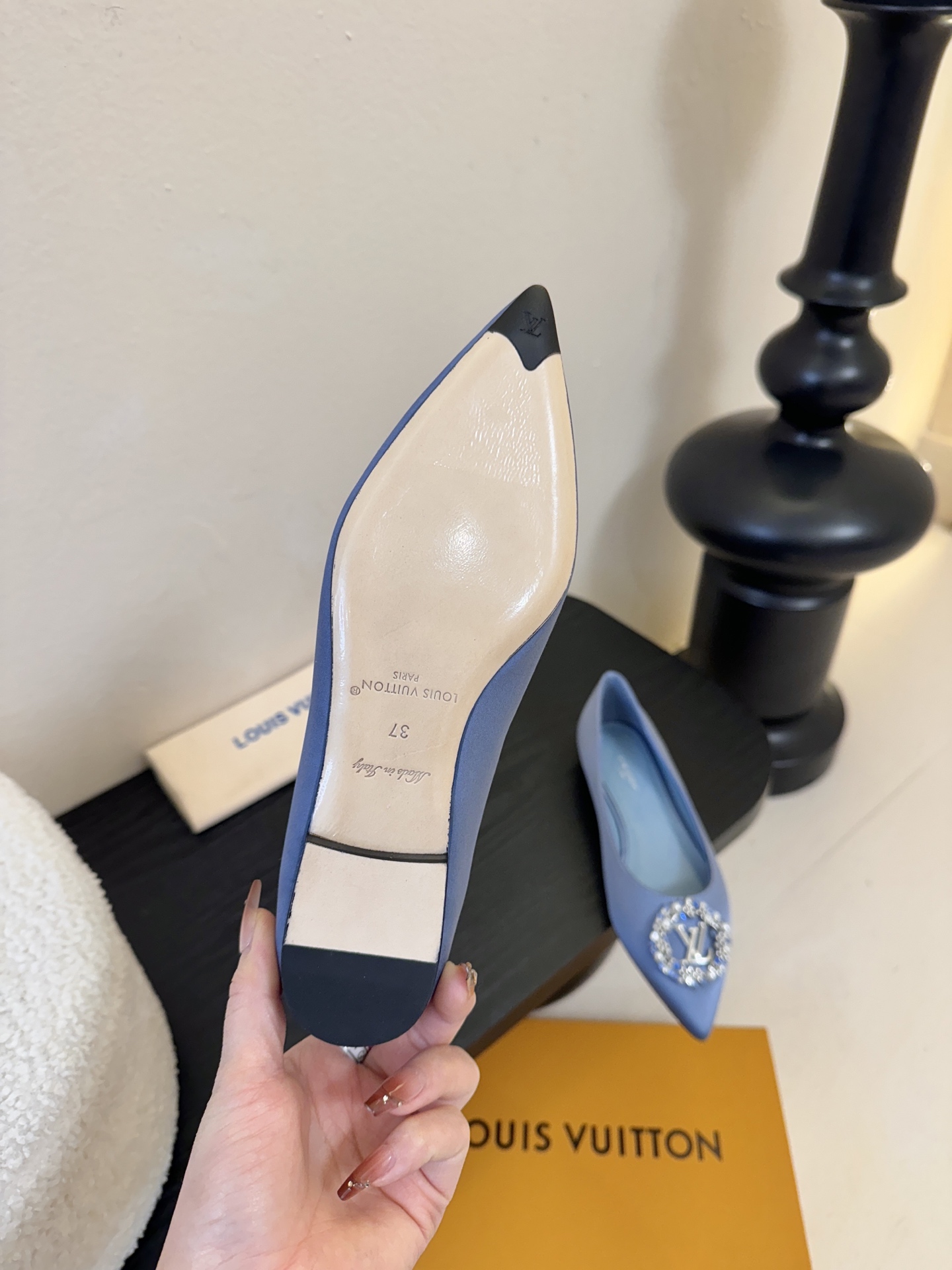 平底 LV驴牌26年新款 珍珠钻扣尖头高跟鞋缎面光泽➕满钻logo,被LV的绝美配色狠狠拿捏！美到跺脚，