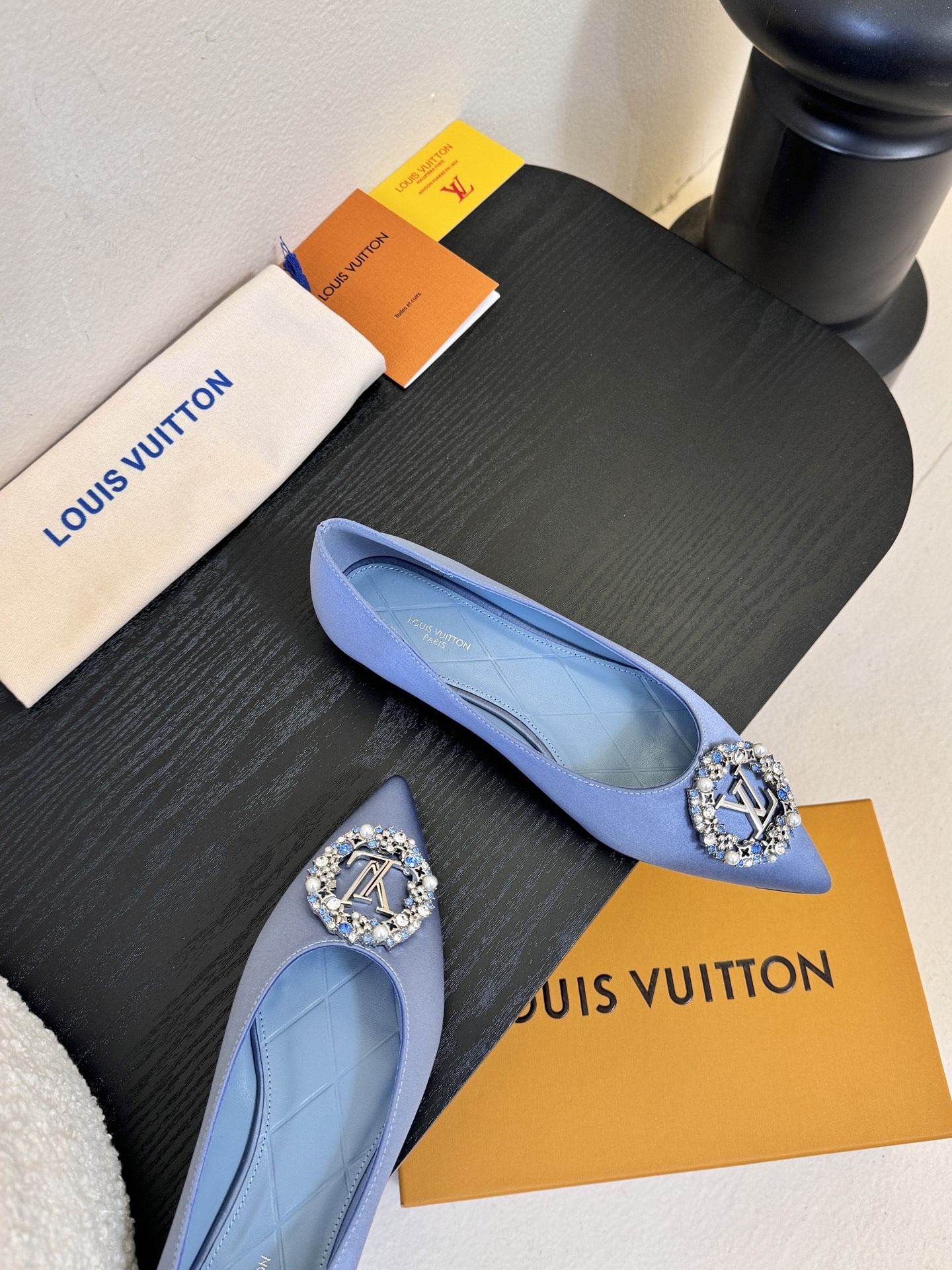 平底 LV驴牌26年新款 珍珠钻扣尖头高跟鞋缎面光泽➕满钻logo,被LV的绝美配色狠狠拿捏！美到跺脚，