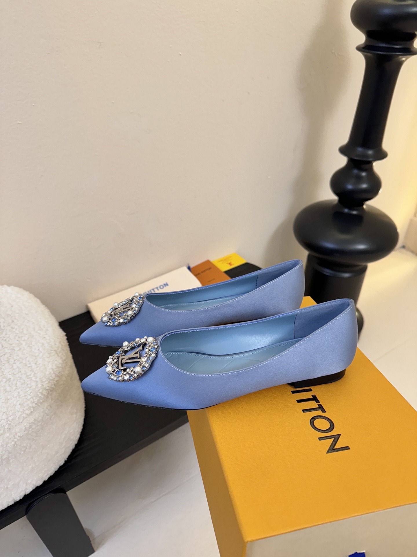 平底 LV驴牌26年新款 珍珠钻扣尖头高跟鞋缎面光泽➕满钻logo,被LV的绝美配色狠狠拿捏！美到跺脚，