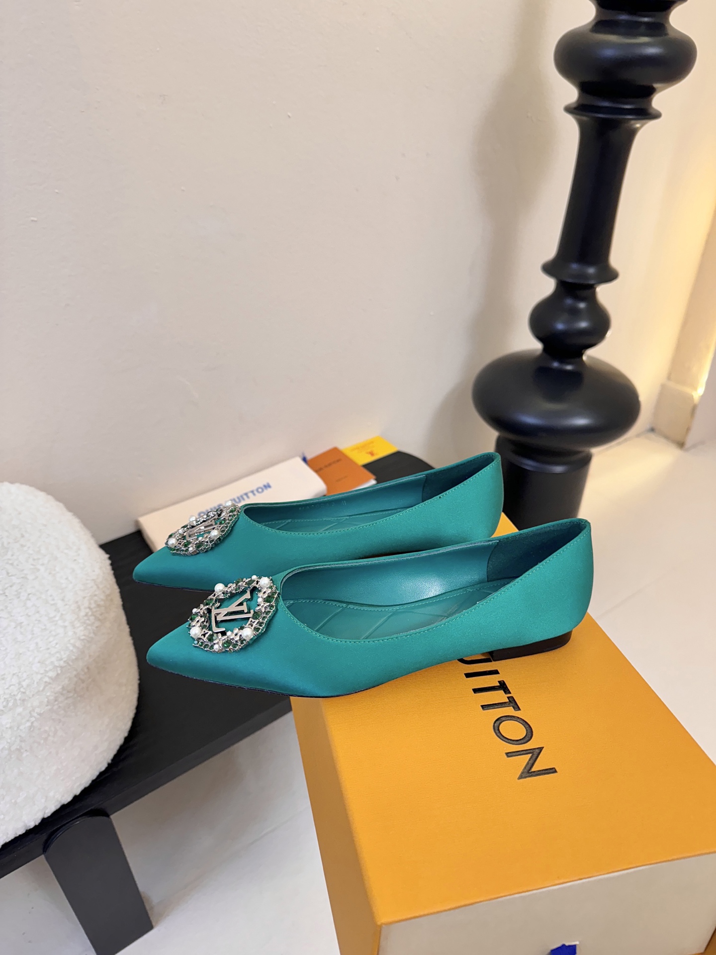 平底 LV驴牌26年新款 珍珠钻扣尖头高跟鞋缎面光泽➕满钻logo,被LV的绝美配色狠狠拿捏！美到跺脚，