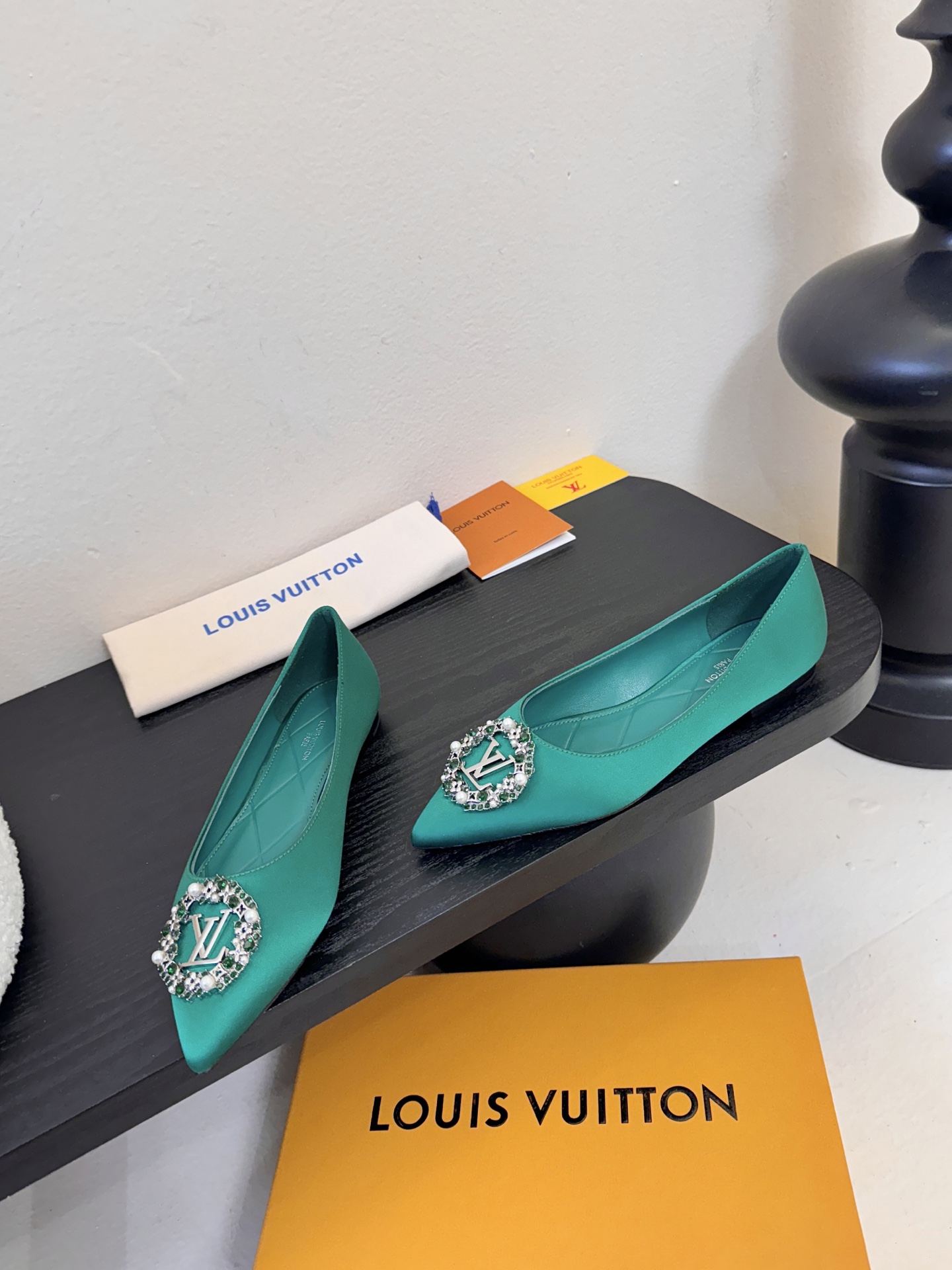 平底 LV驴牌26年新款 珍珠钻扣尖头高跟鞋缎面光泽➕满钻logo,被LV的绝美配色狠狠拿捏！美到跺脚，