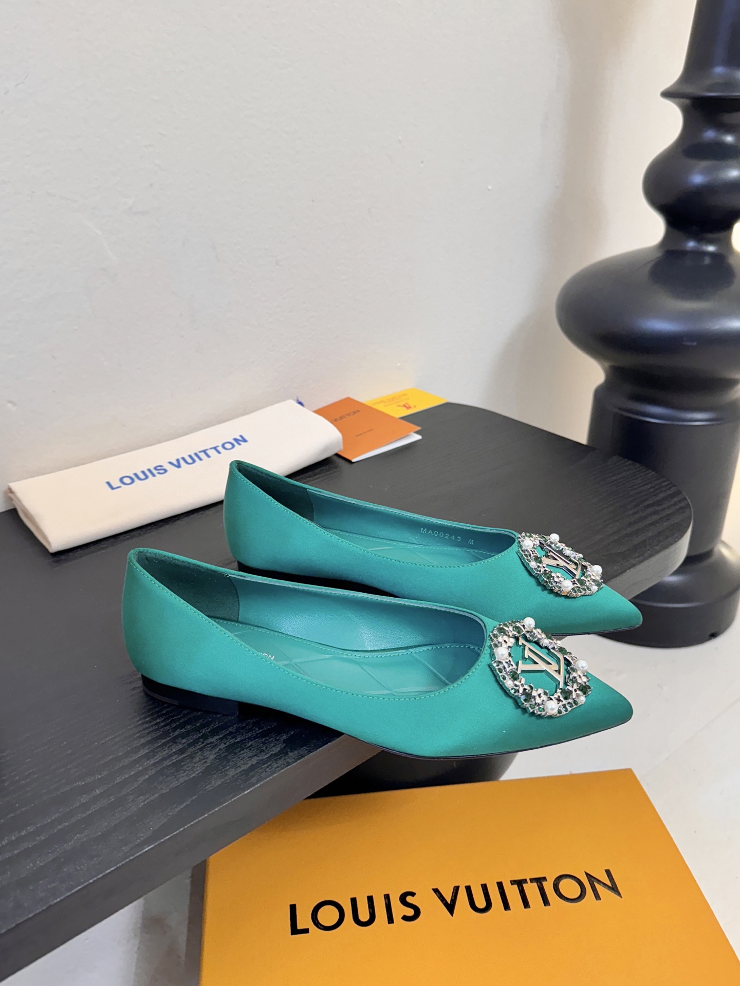 平底 LV驴牌26年新款 珍珠钻扣尖头高跟鞋缎面光泽➕满钻logo,被LV的绝美配色狠狠拿捏！美到跺脚，