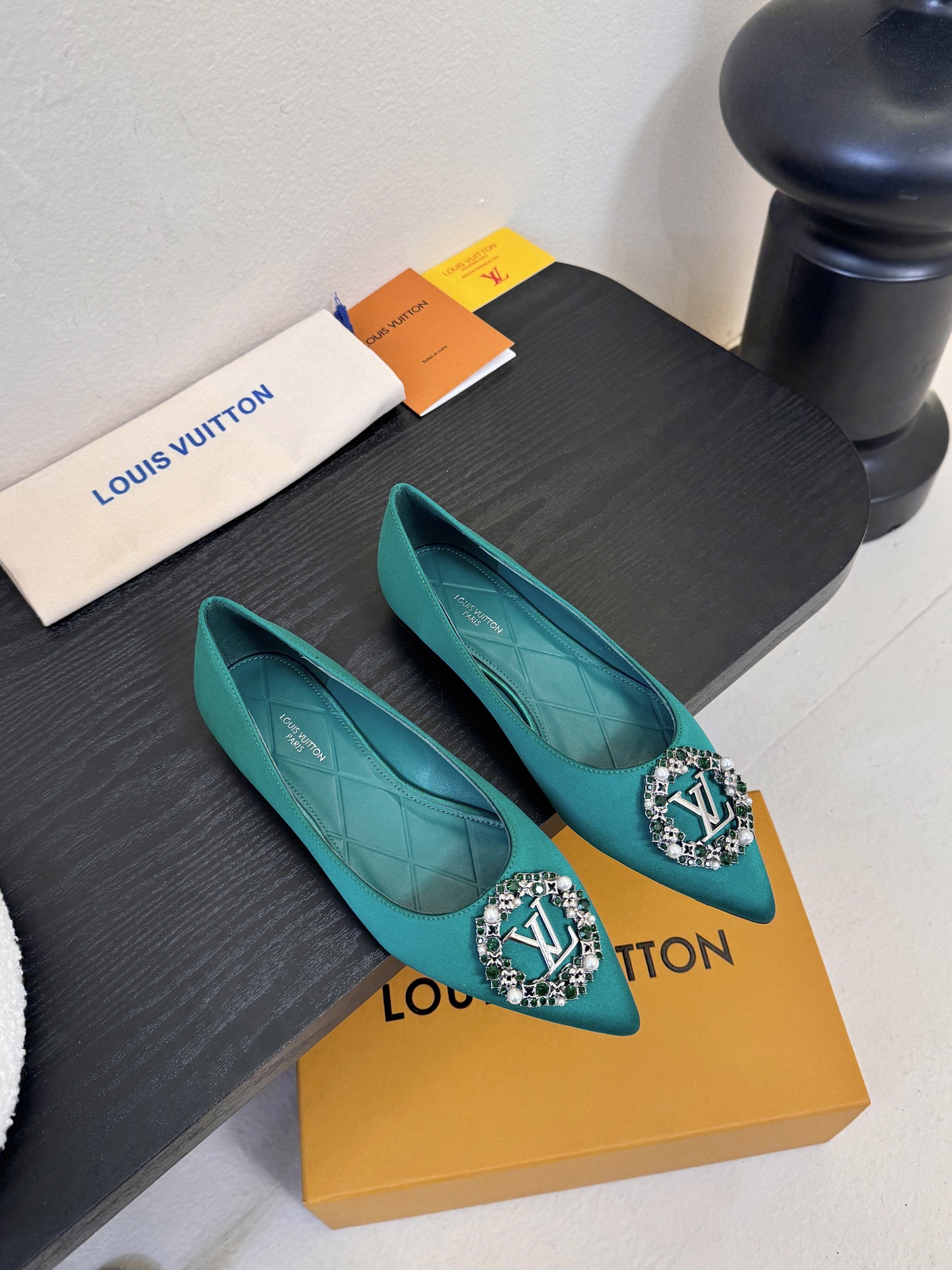 平底 LV驴牌26年新款 珍珠钻扣尖头高跟鞋缎面光泽➕满钻logo,被LV的绝美配色狠狠拿捏！美到跺脚，