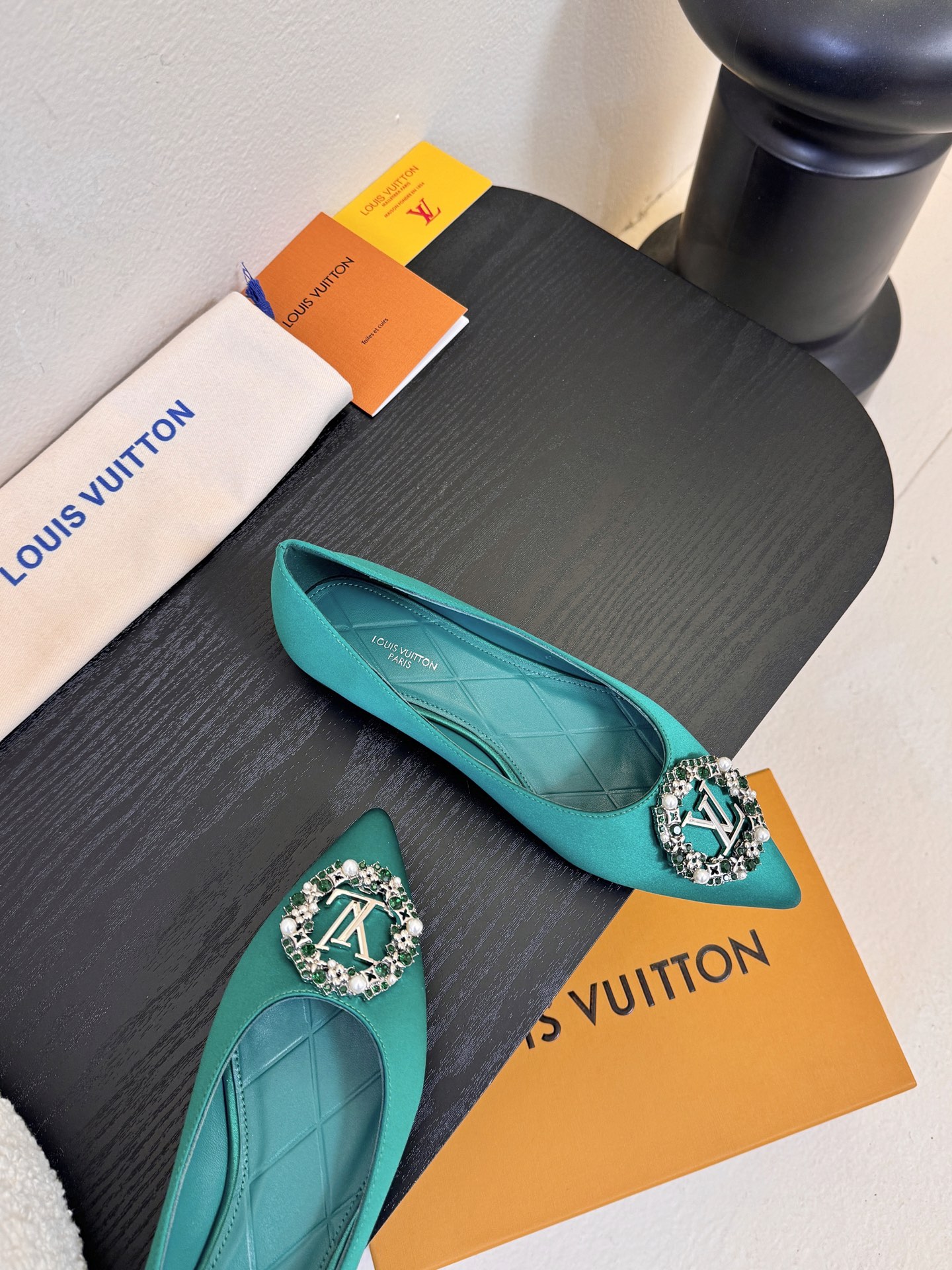 平底 LV驴牌26年新款 珍珠钻扣尖头高跟鞋缎面光泽➕满钻logo,被LV的绝美配色狠狠拿捏！美到跺脚，