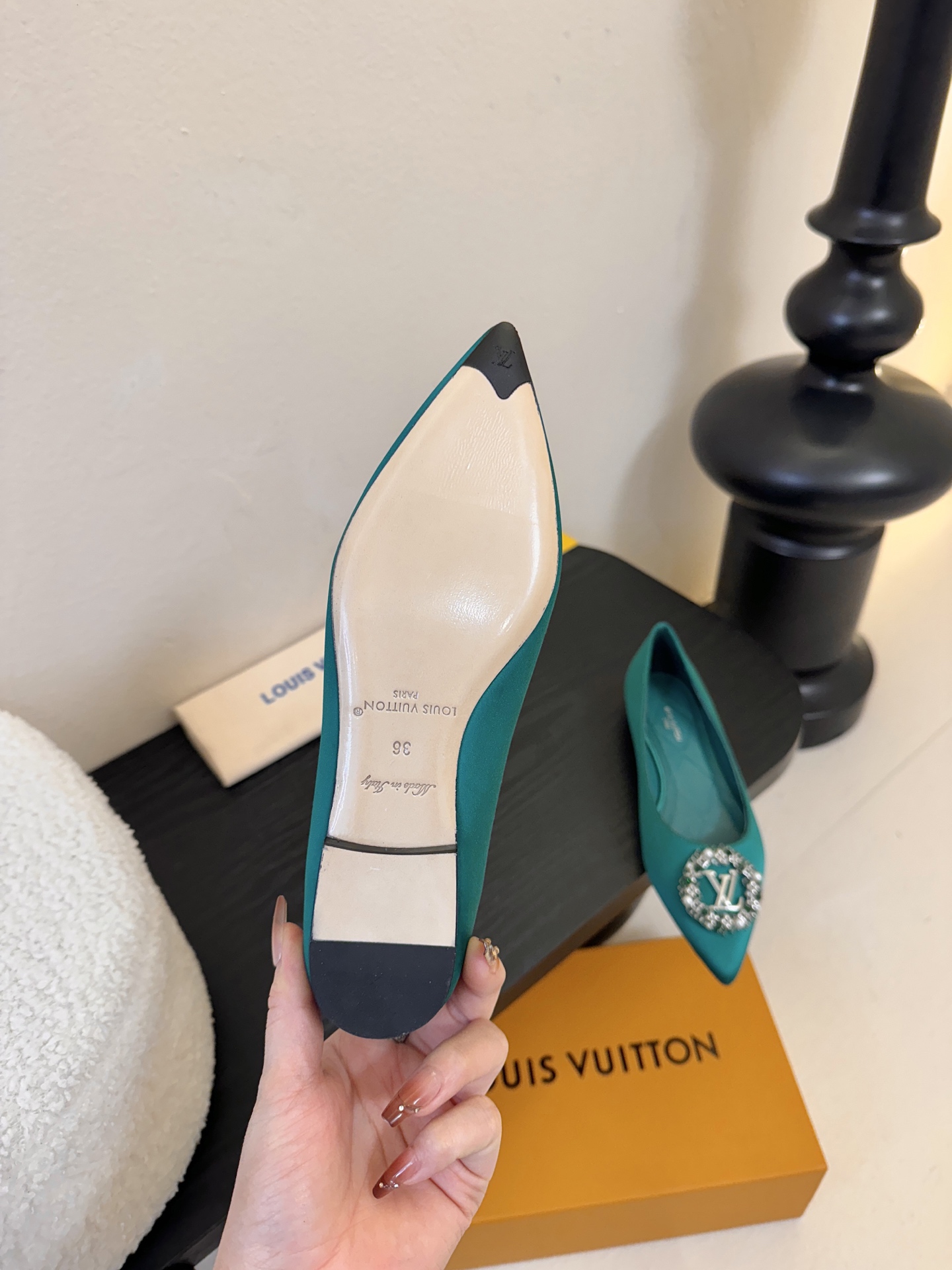 平底 LV驴牌26年新款 珍珠钻扣尖头高跟鞋缎面光泽➕满钻logo,被LV的绝美配色狠狠拿捏！美到跺脚，