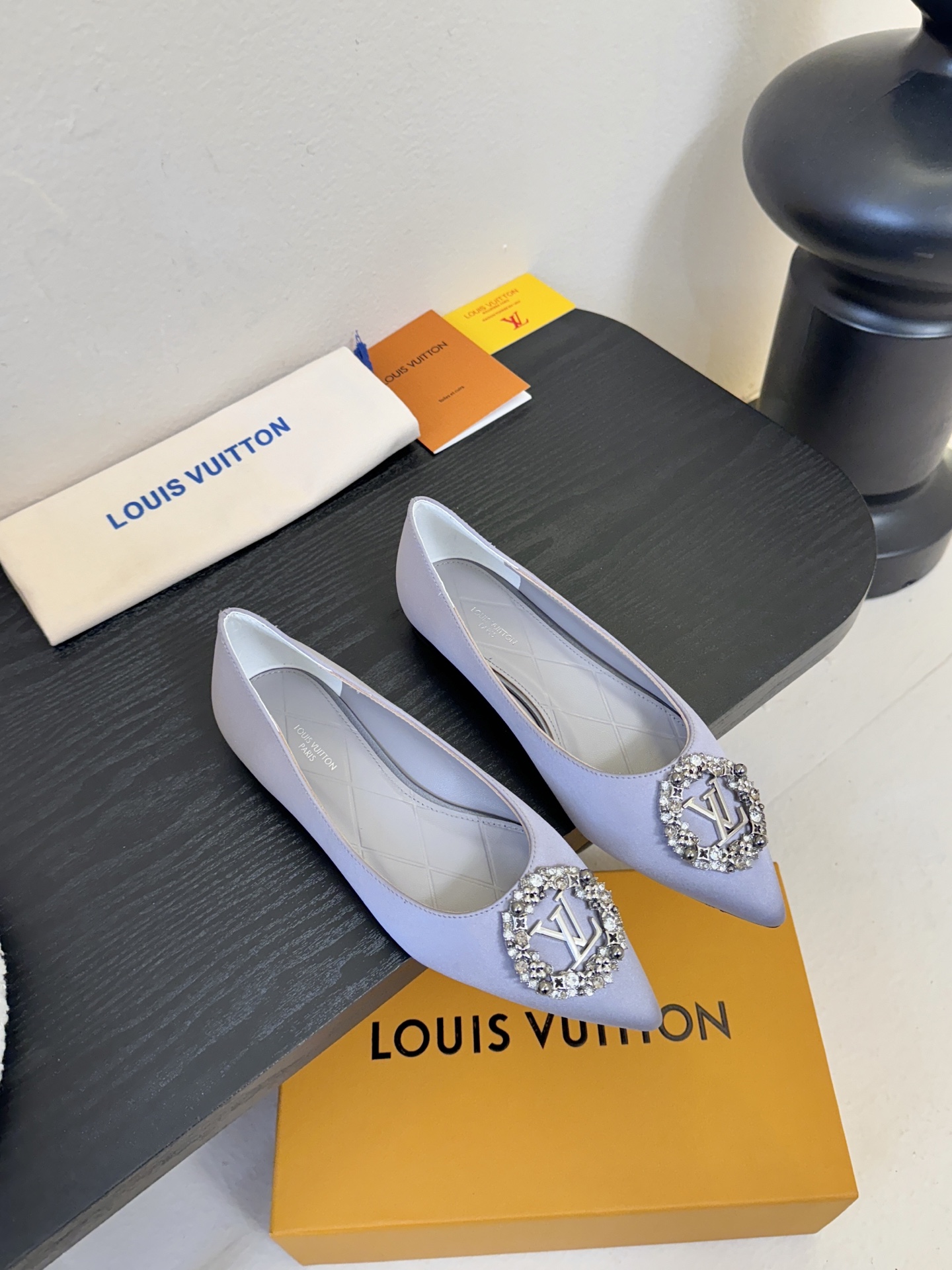 平底 LV驴牌26年新款 珍珠钻扣尖头高跟鞋缎面光泽➕满钻logo,被LV的绝美配色狠狠拿捏！美到跺脚，