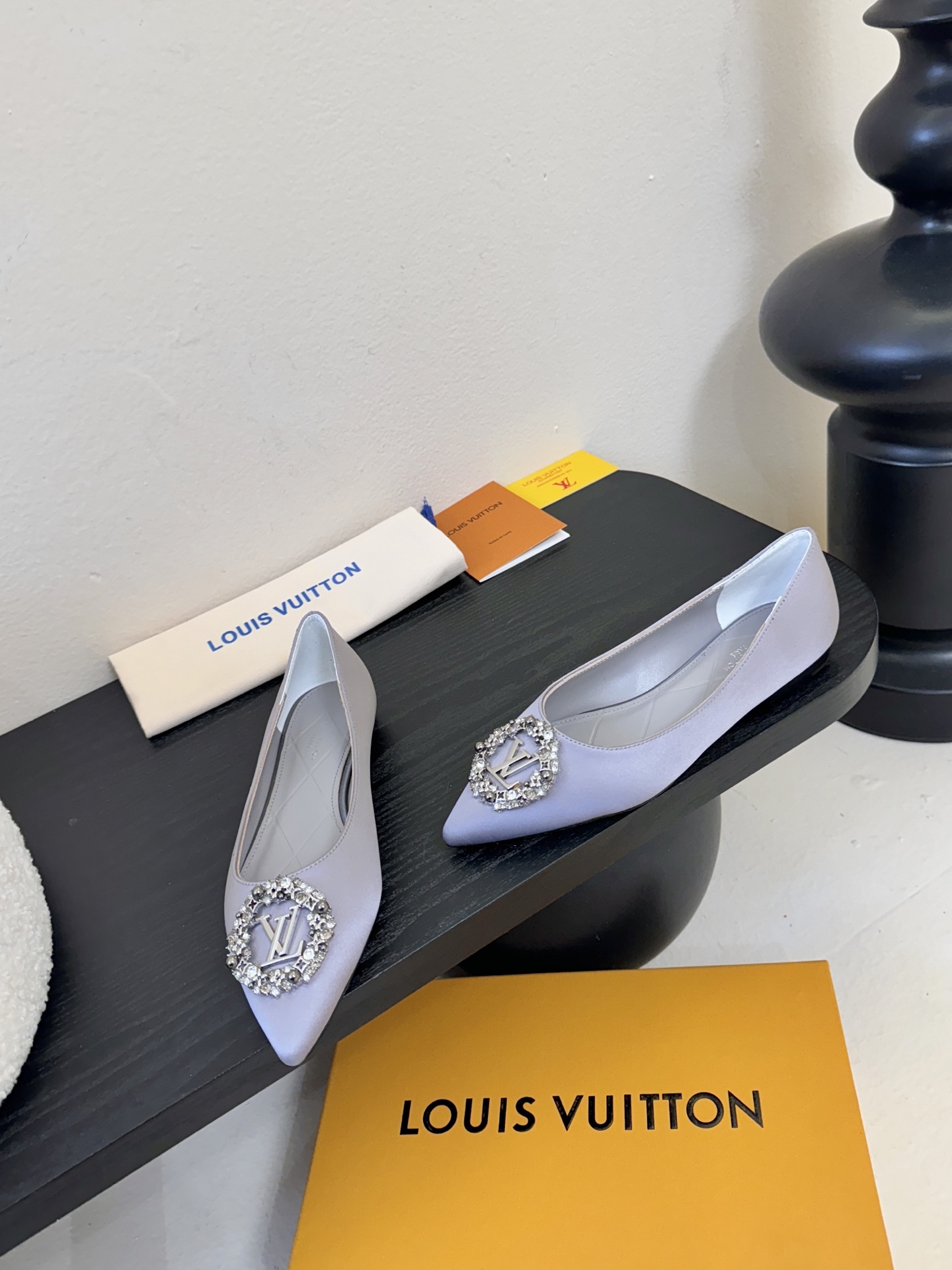 平底 LV驴牌26年新款 珍珠钻扣尖头高跟鞋缎面光泽➕满钻logo,被LV的绝美配色狠狠拿捏！美到跺脚，