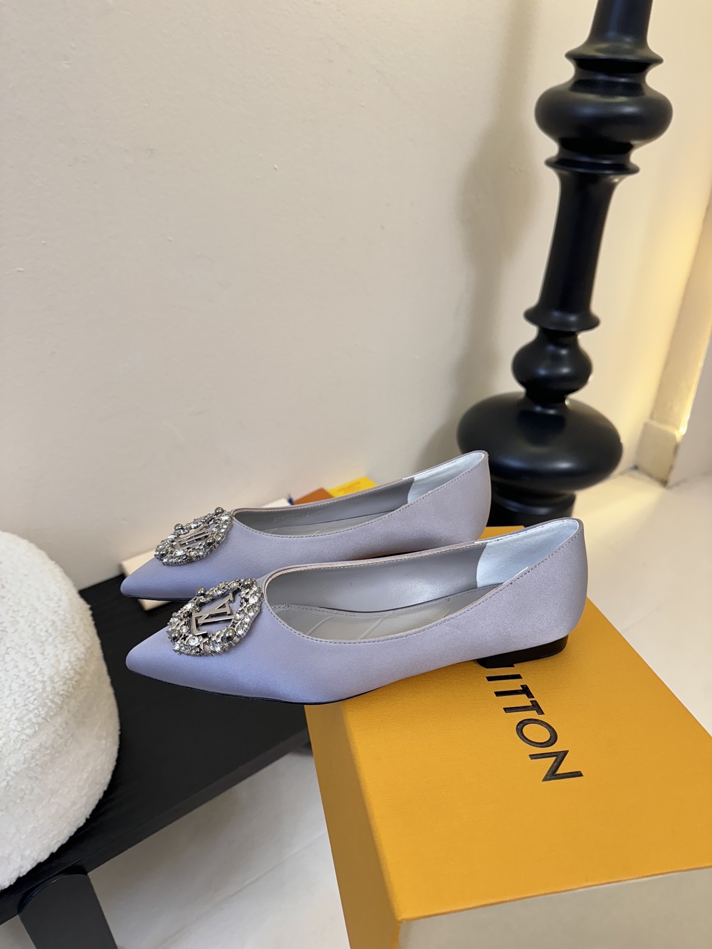 平底 LV驴牌26年新款 珍珠钻扣尖头高跟鞋缎面光泽➕满钻logo,被LV的绝美配色狠狠拿捏！美到跺脚，