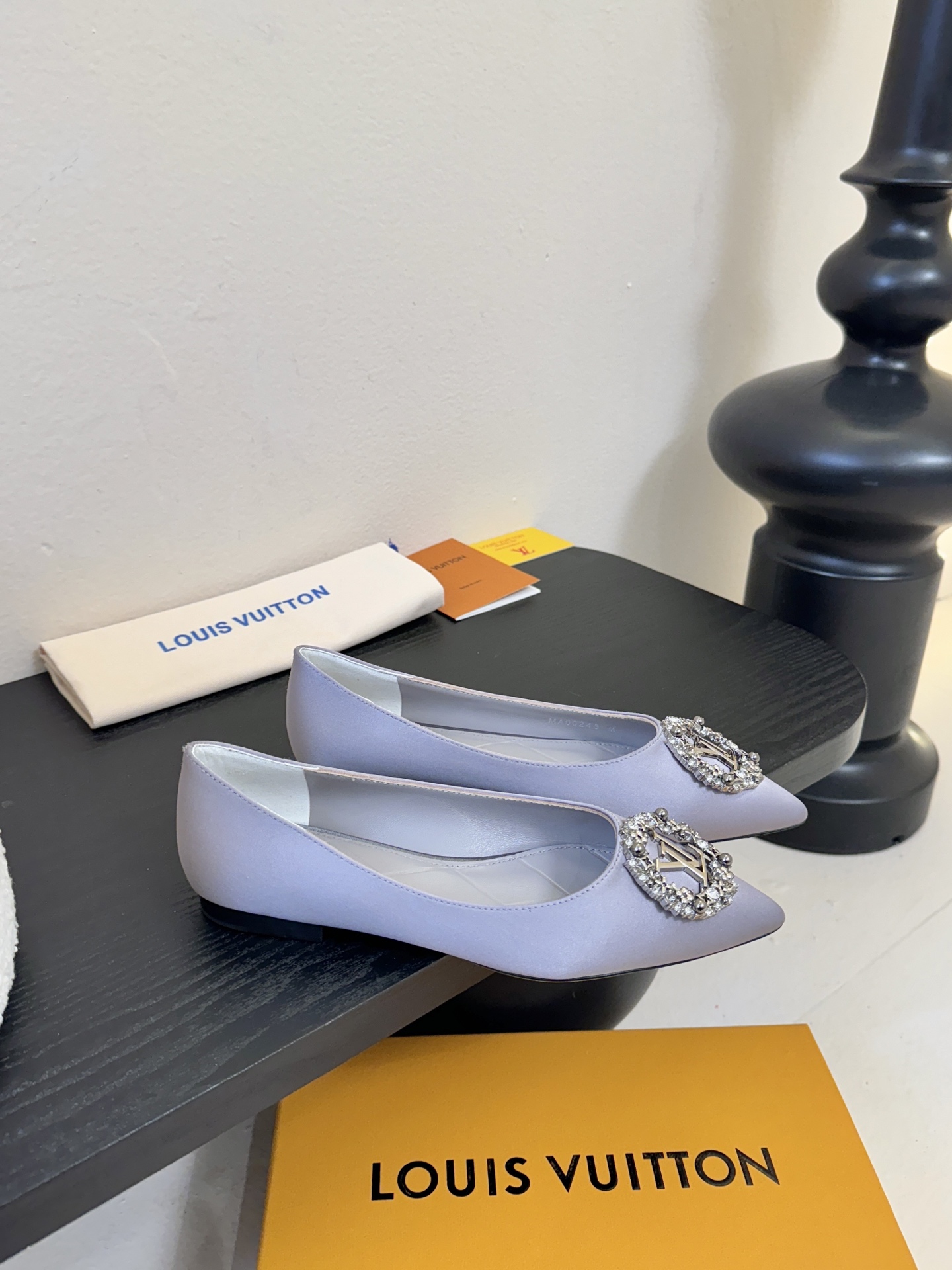 平底 LV驴牌26年新款 珍珠钻扣尖头高跟鞋缎面光泽➕满钻logo,被LV的绝美配色狠狠拿捏！美到跺脚，
