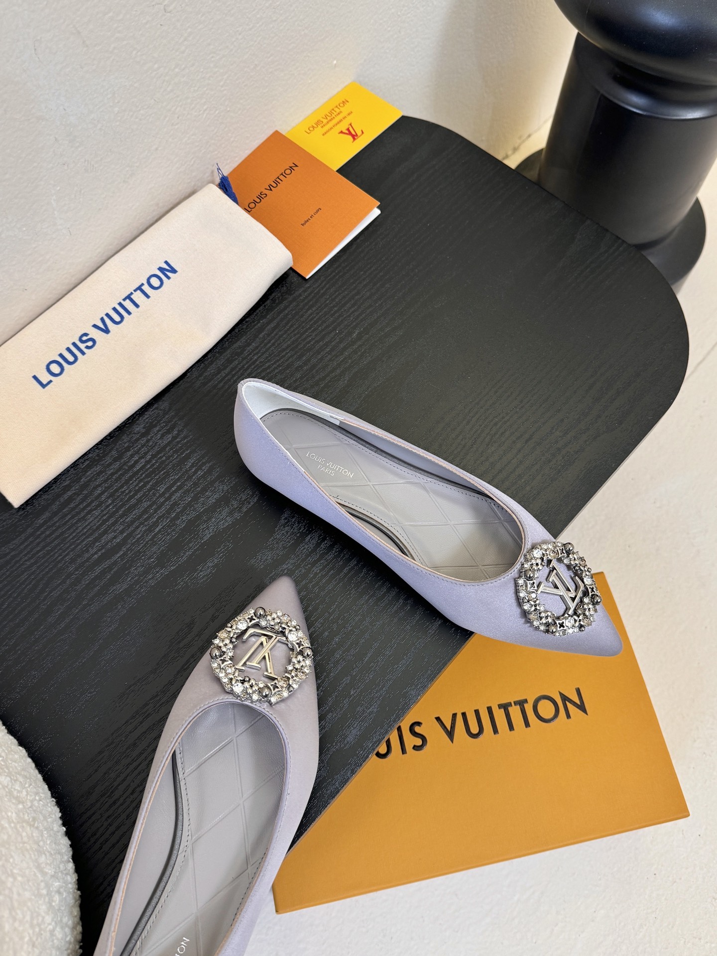 平底 LV驴牌26年新款 珍珠钻扣尖头高跟鞋缎面光泽➕满钻logo,被LV的绝美配色狠狠拿捏！美到跺脚，