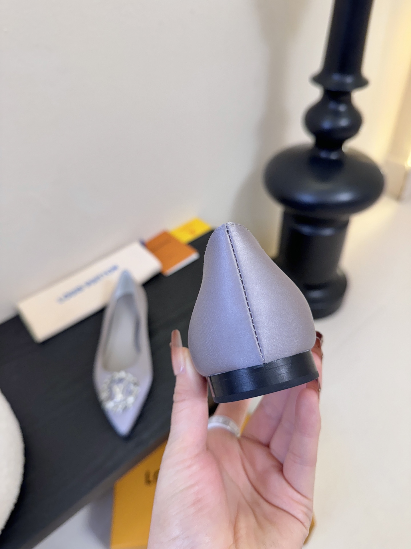 平底 LV驴牌26年新款 珍珠钻扣尖头高跟鞋缎面光泽➕满钻logo,被LV的绝美配色狠狠拿捏！美到跺脚，
