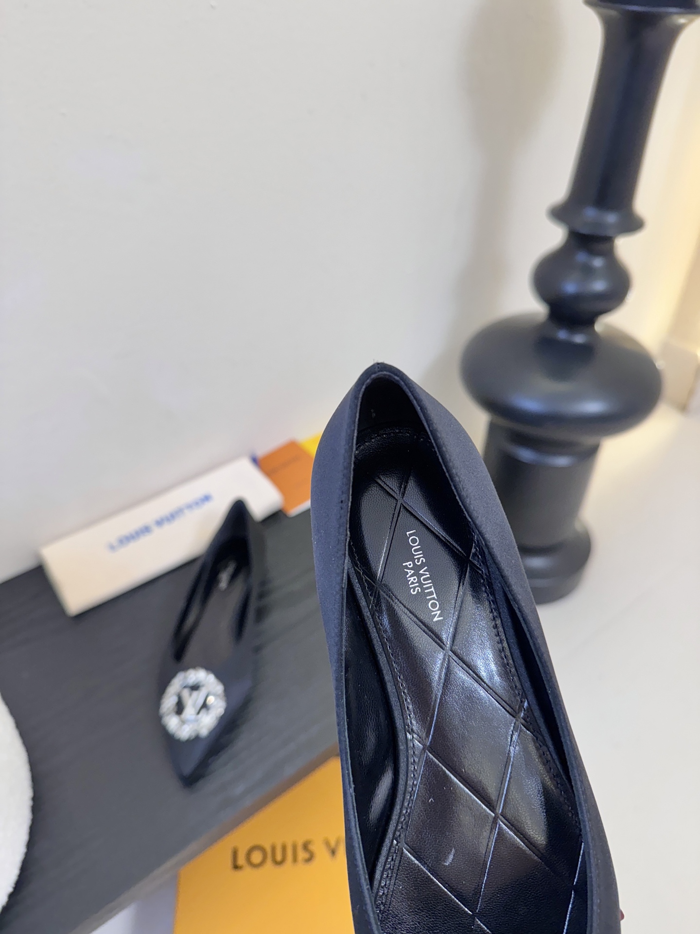 平底 LV驴牌26年新款 珍珠钻扣尖头高跟鞋缎面光泽➕满钻logo,被LV的绝美配色狠狠拿捏！美到跺脚，