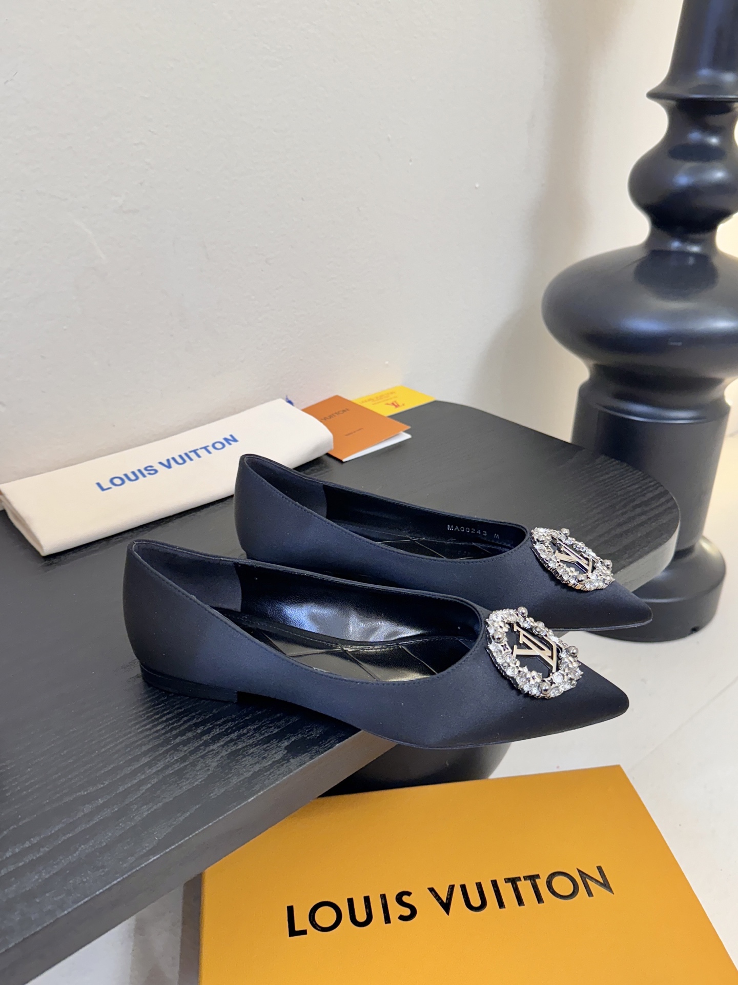 平底 LV驴牌26年新款 珍珠钻扣尖头高跟鞋缎面光泽➕满钻logo,被LV的绝美配色狠狠拿捏！美到跺脚，