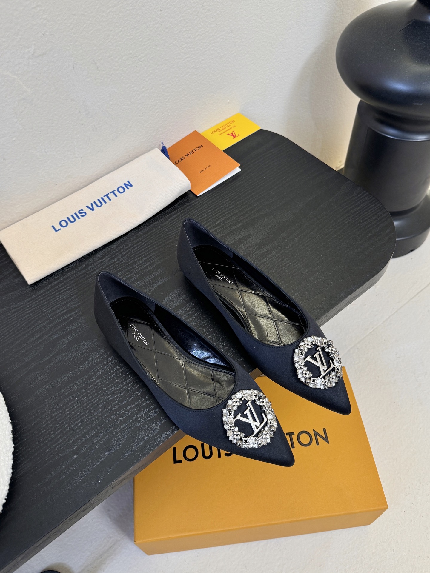 NO:711092,Flat bottom LV donkey brand 26th new model, pearl diamond buckle pointed toe high heels, satin luster full of diamond logo, perfectly matched by LV's beautiful color matching!  So beautiful that you can stomp your feet, every color is the focus. The lattice foot design has its own elegant filter, and the diamond buckle shines in the C position. This wave of appearance is a critical hit, and fashionistas are directly locked in. Heel height: 7.5cm 9.5cm. Regular size: 35-39. Customized 40.41.42, single shoes, louis vuitton, louis vuitton, high heels19860909平底 LV驴牌26年新款 珍珠钻扣尖头高跟鞋 缎面光泽满钻logo,被LV的绝美配色狠狠拿捏！美到跺脚,每一个颜色都是焦点 棱格垫脚设计自带优雅滤镜,钻扣闪耀出街即C位, 这波颜值暴击,时髦精们直接锁死 跟高:7.5cm 9.5cm 正码:35-39订做40.41.42,单鞋,louis vuitton,louis vuitton,high heels,Women's Shoes