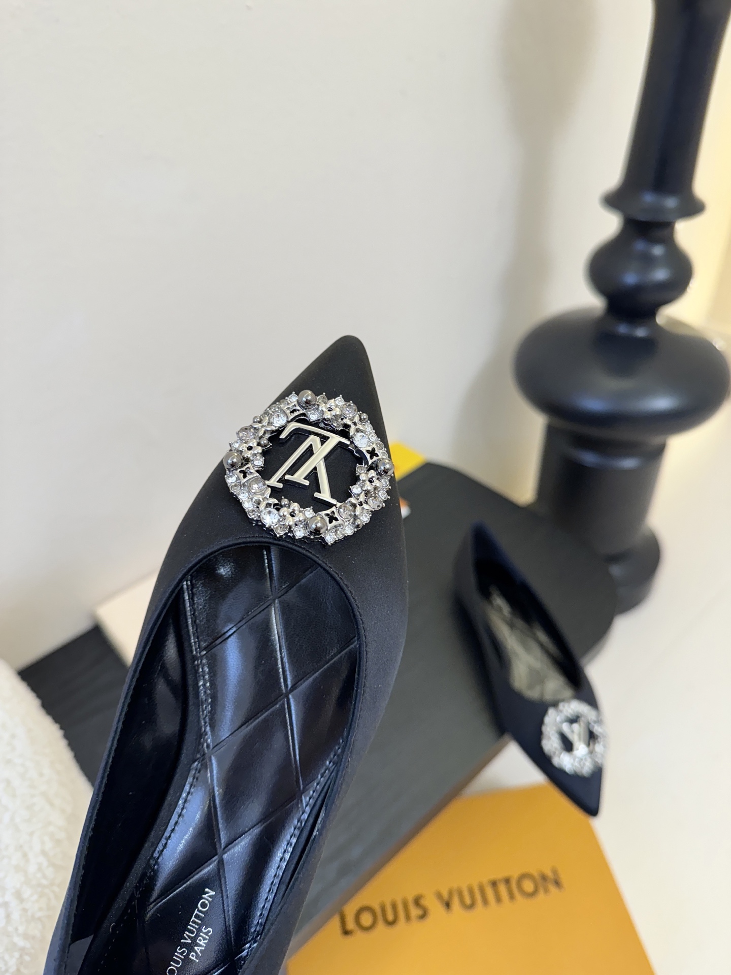 平底 LV驴牌26年新款 珍珠钻扣尖头高跟鞋缎面光泽➕满钻logo,被LV的绝美配色狠狠拿捏！美到跺脚，