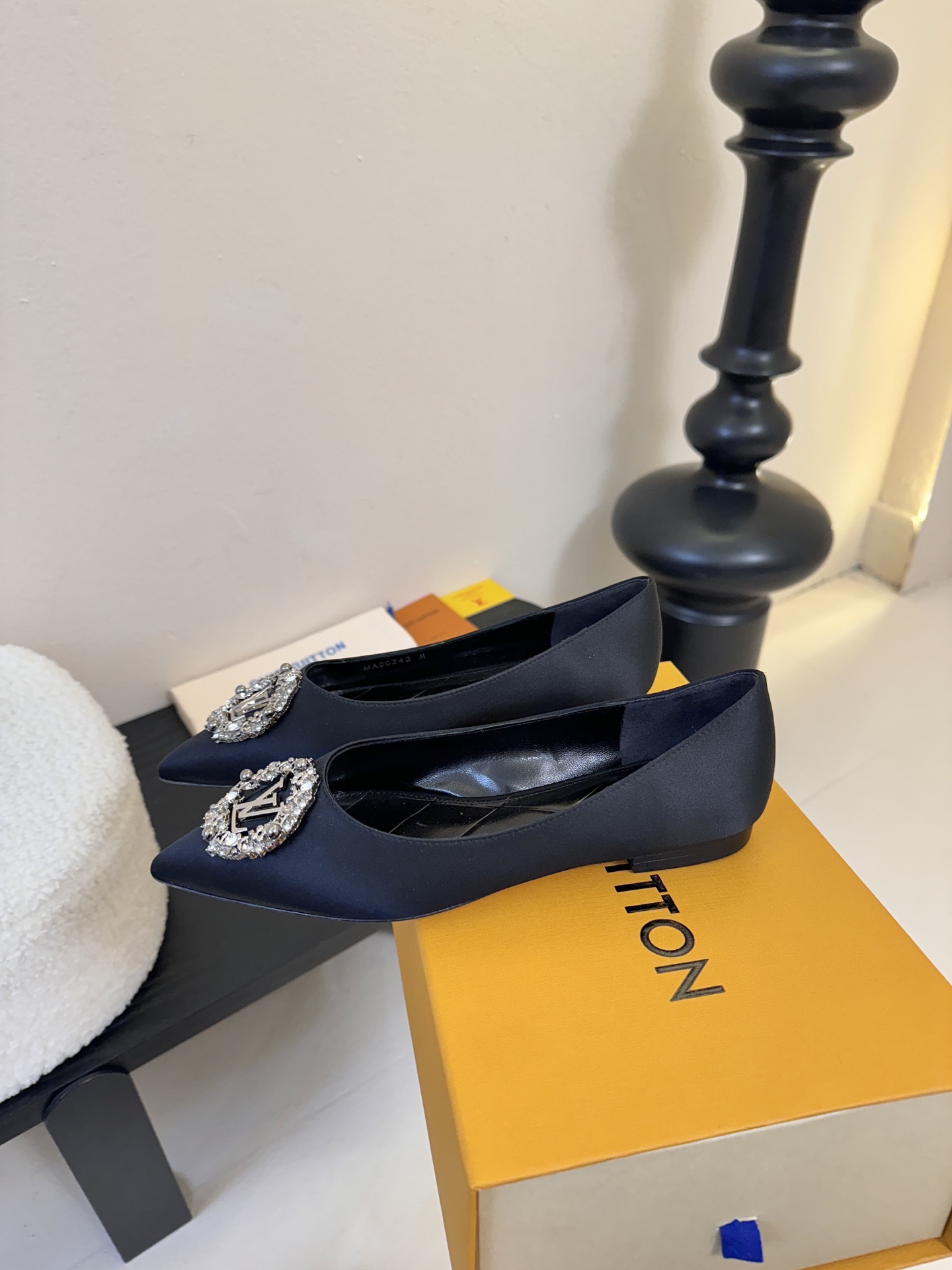 平底 LV驴牌26年新款 珍珠钻扣尖头高跟鞋缎面光泽➕满钻logo,被LV的绝美配色狠狠拿捏！美到跺脚，