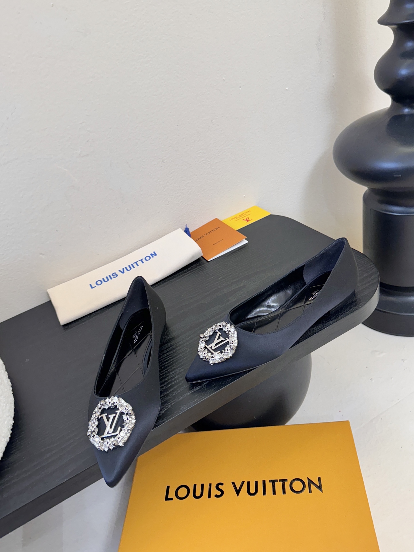 平底 LV驴牌26年新款 珍珠钻扣尖头高跟鞋缎面光泽➕满钻logo,被LV的绝美配色狠狠拿捏！美到跺脚，